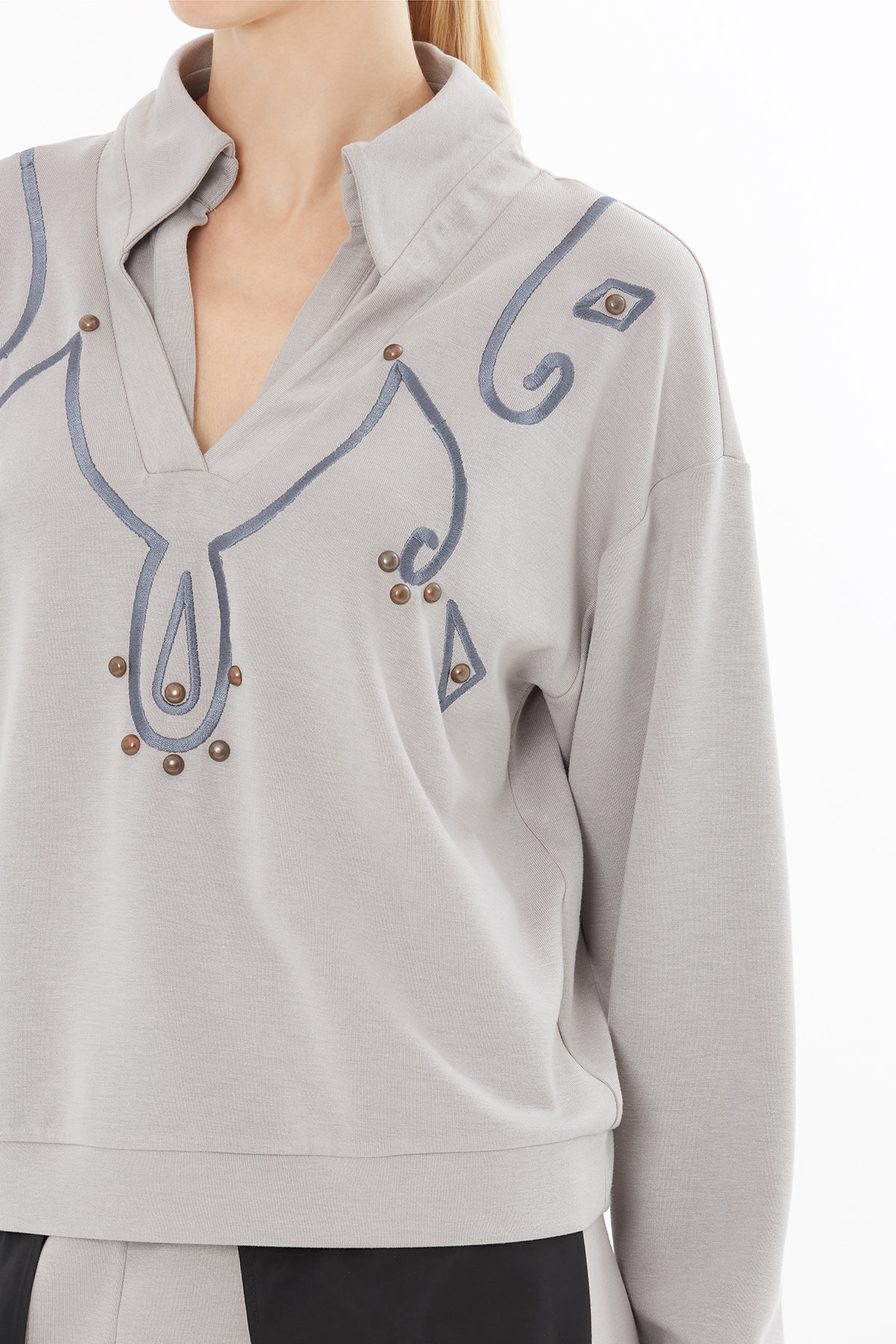 Aksesuarlı Nakış Detaylı Sweatshirt
