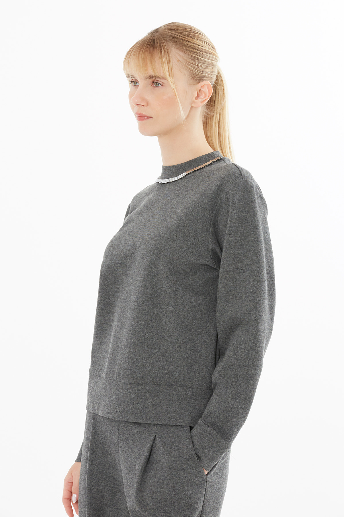 Yakası Aksesuar İşlemeli Uzun Kollu Sweatshirt
