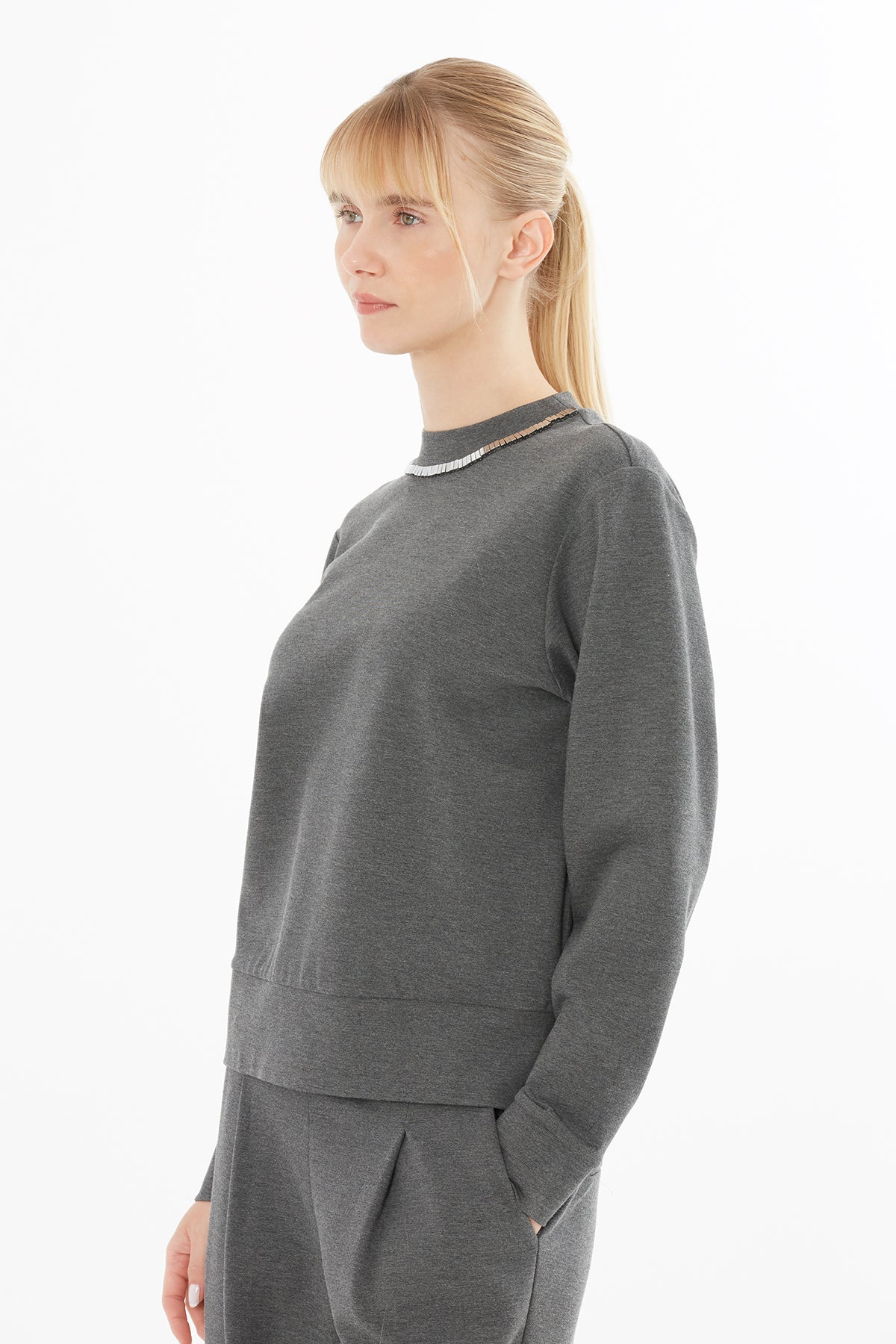 Yakası Aksesuar İşlemeli Uzun Kollu Sweatshirt