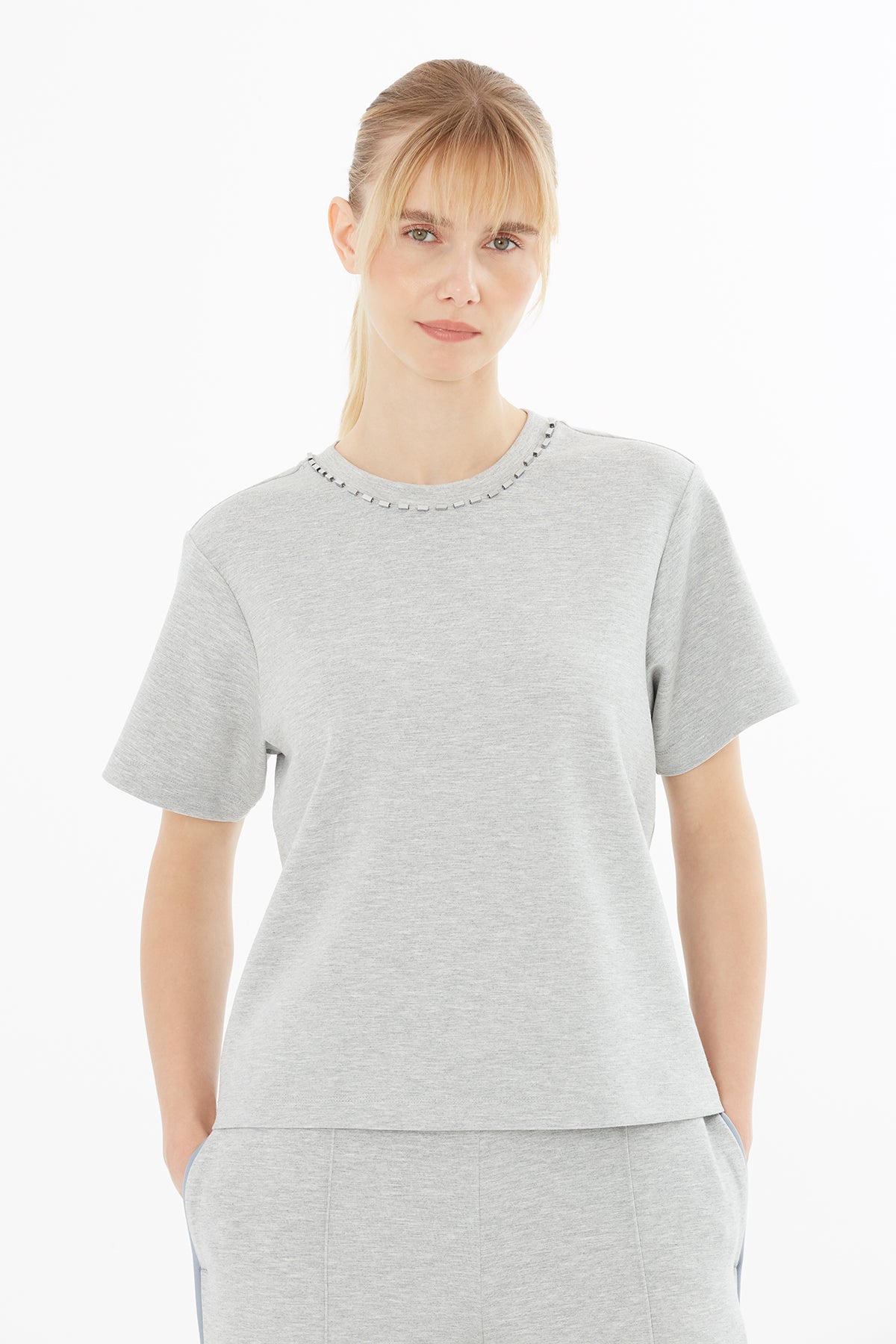Kısa Kollu İçi Elyaflı Zincir Detaylı Boncuk İşleme T-Shirt