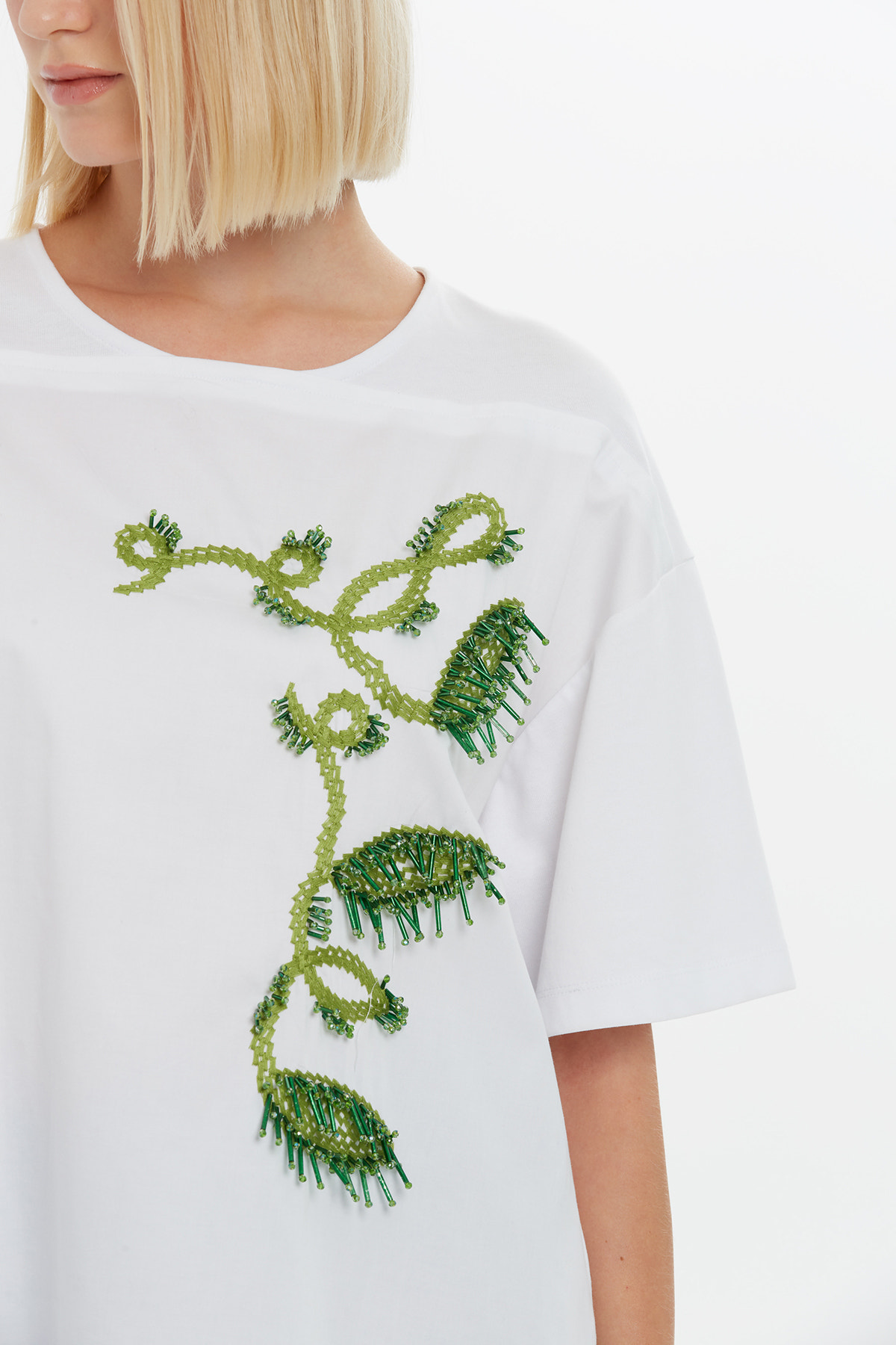 Nakış Detaylı Etrafı Boncuk İşlemeli Kısa Kollu T-Shirt