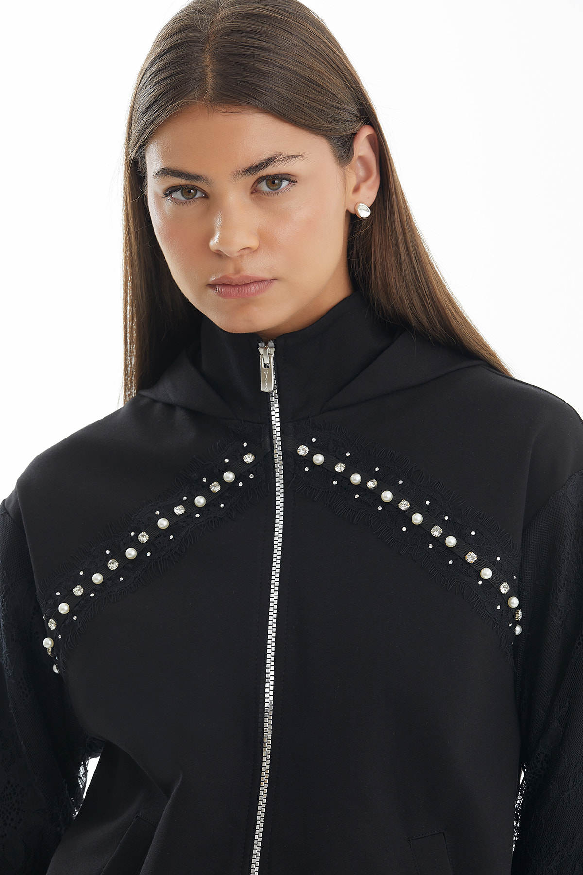 Dantel Detaylı İşlemeli Siyah Ceket