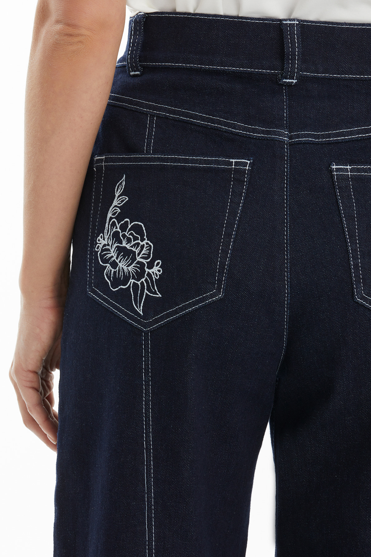 Arka Cebi Nakışlı Lacivert Jean Pantolon