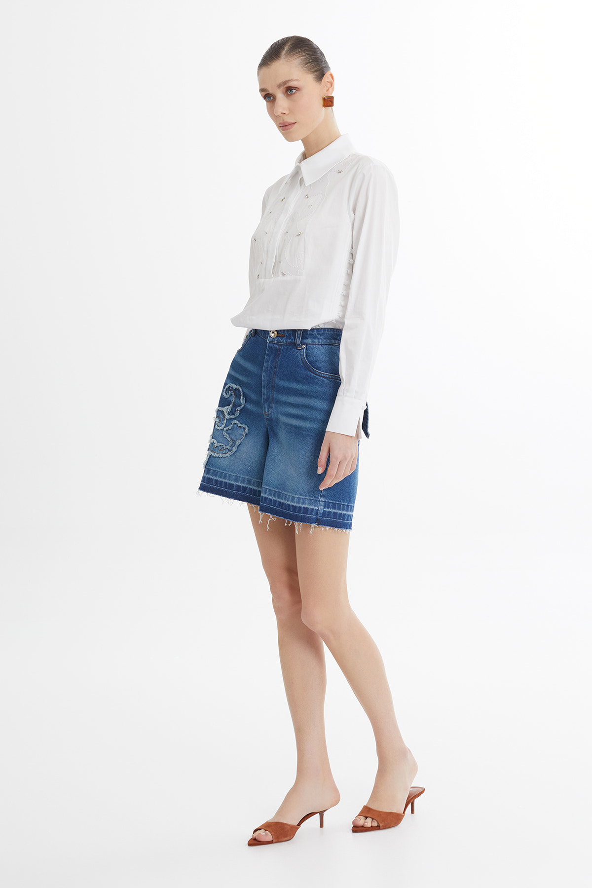 Nakış Detaylı Mavi Denim Şort