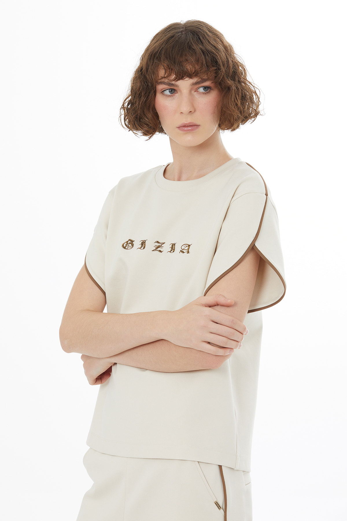 Nakış Ve İşleme Detaylı Bej T-Shirt