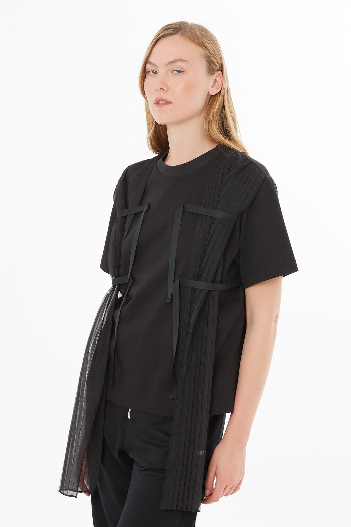 Transparan Pilise Detaylı T-shirt