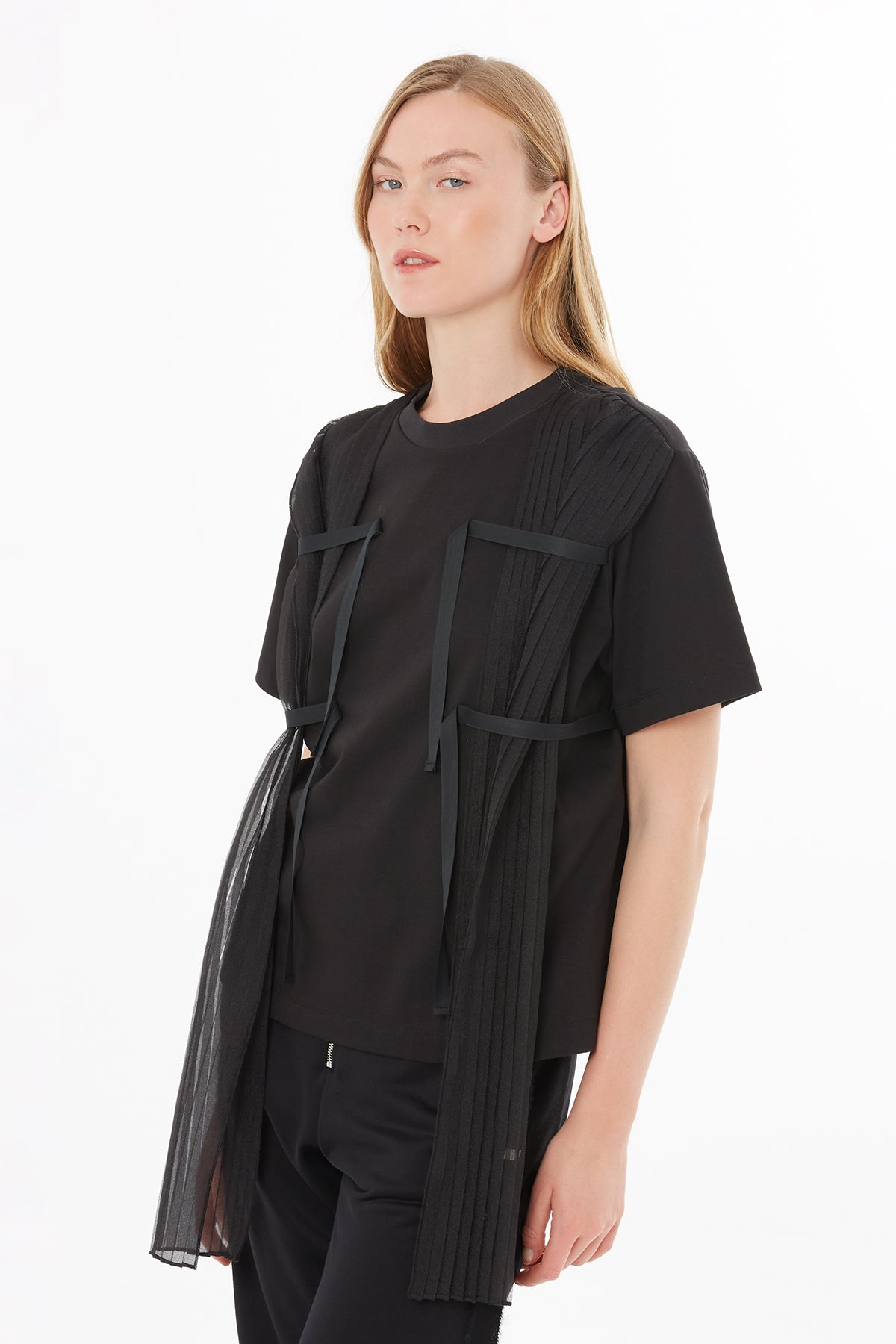 Transparan Pilise Detaylı T-shirt