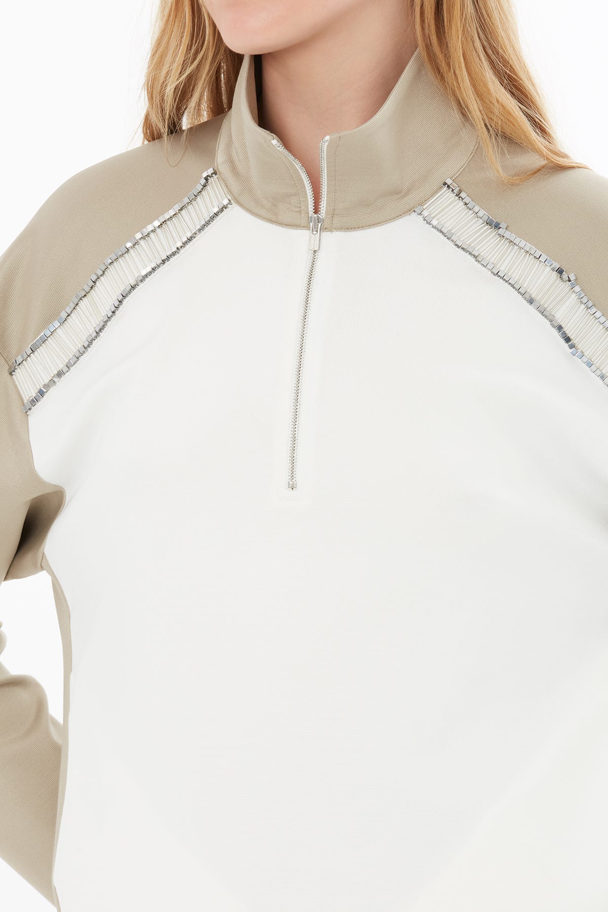 Dik Yakalı İşleme Detaylı Sweatshirt