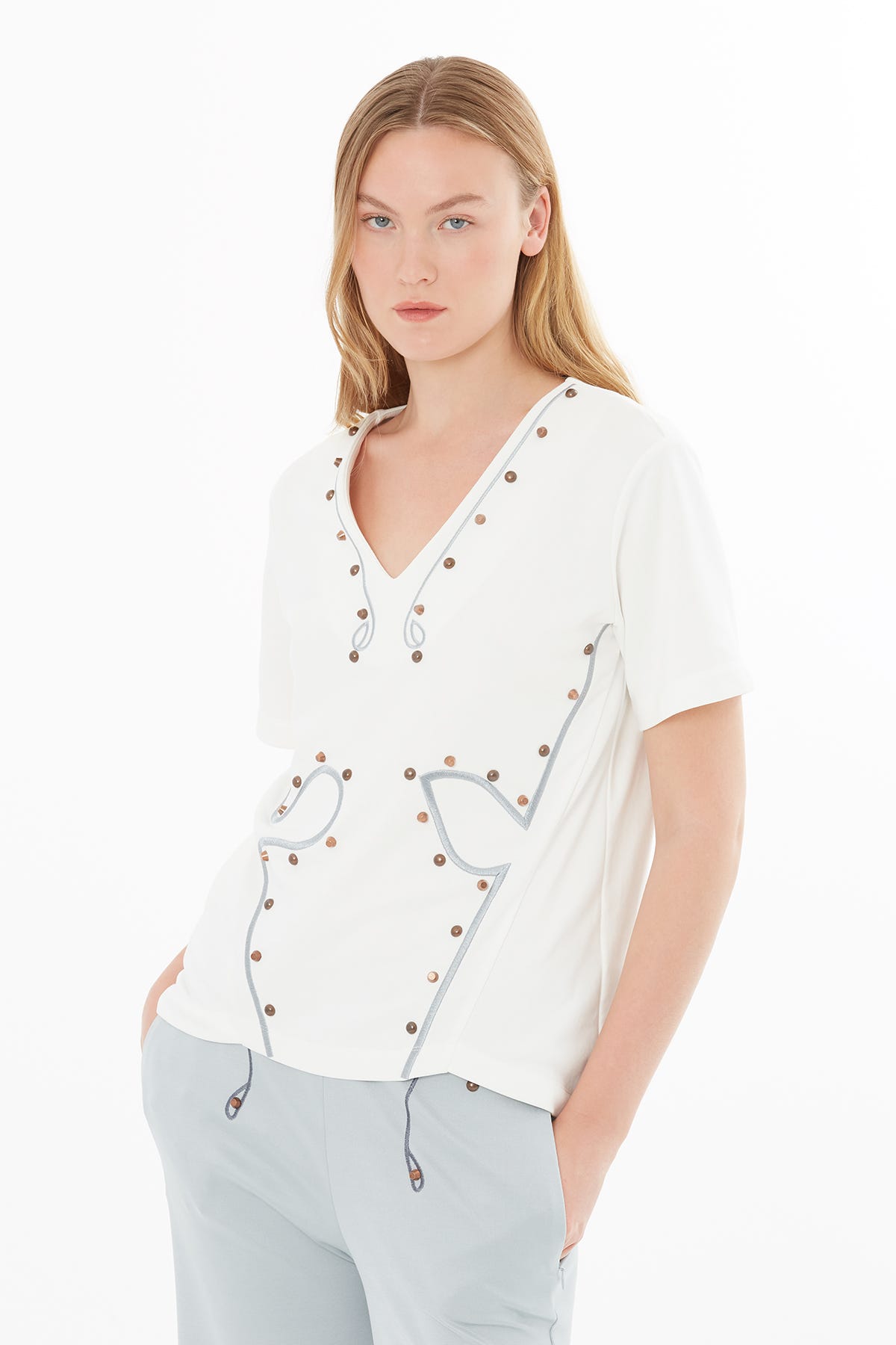 Aksesuarlı Nakışlı V Yaka T-shirt