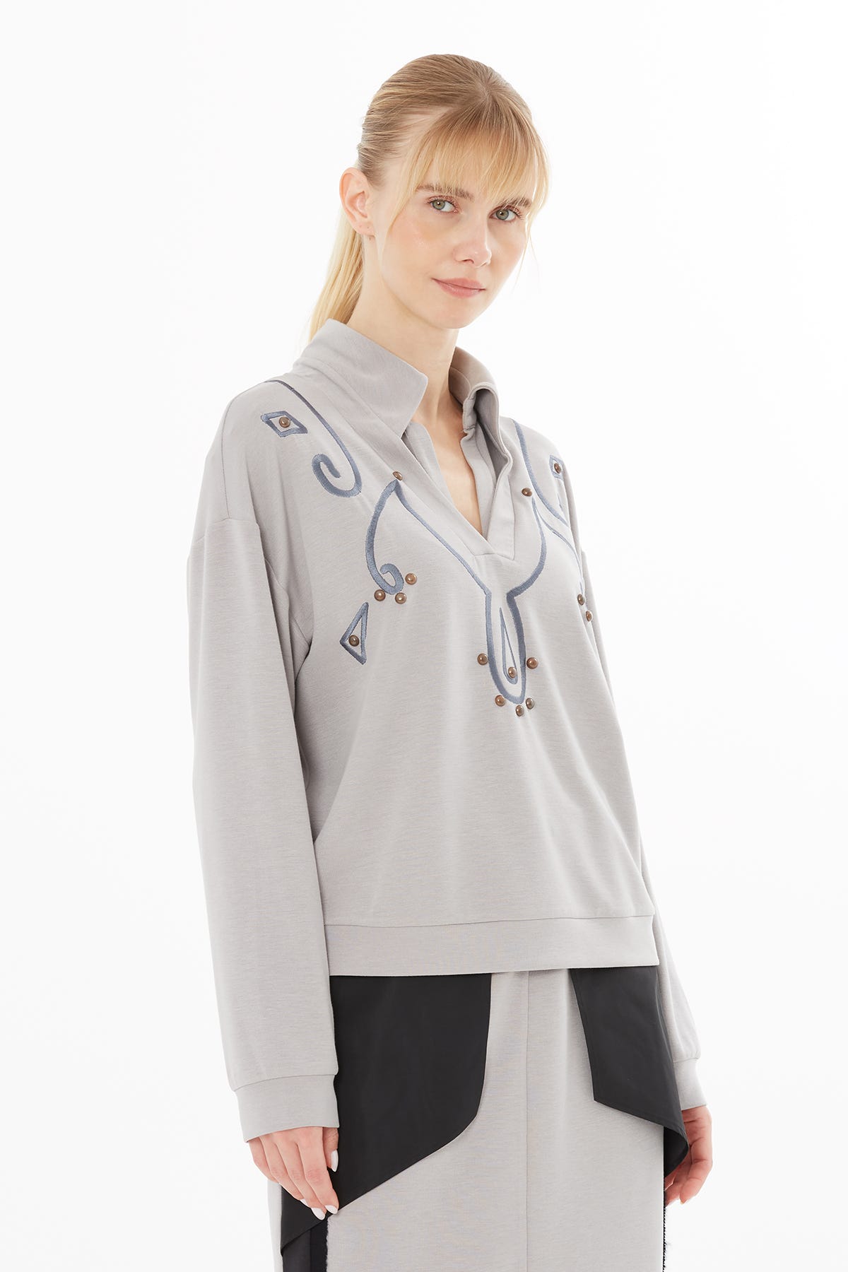 Aksesuarlı Nakış Detaylı Sweatshirt