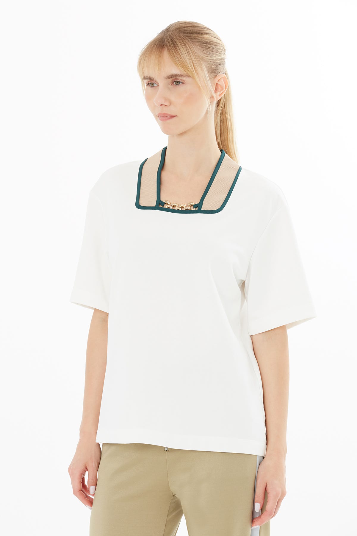 Yakası Aksesuarlı T-Shirt