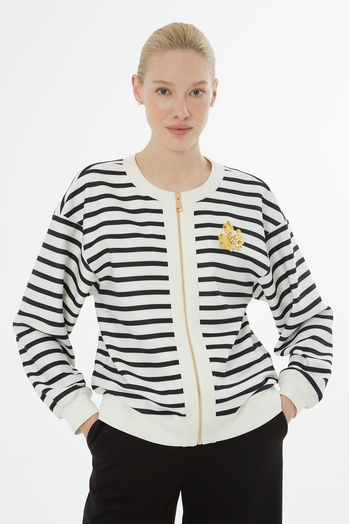 Çizgili Hırka ve Beli Lastikli Eşofman Takımı