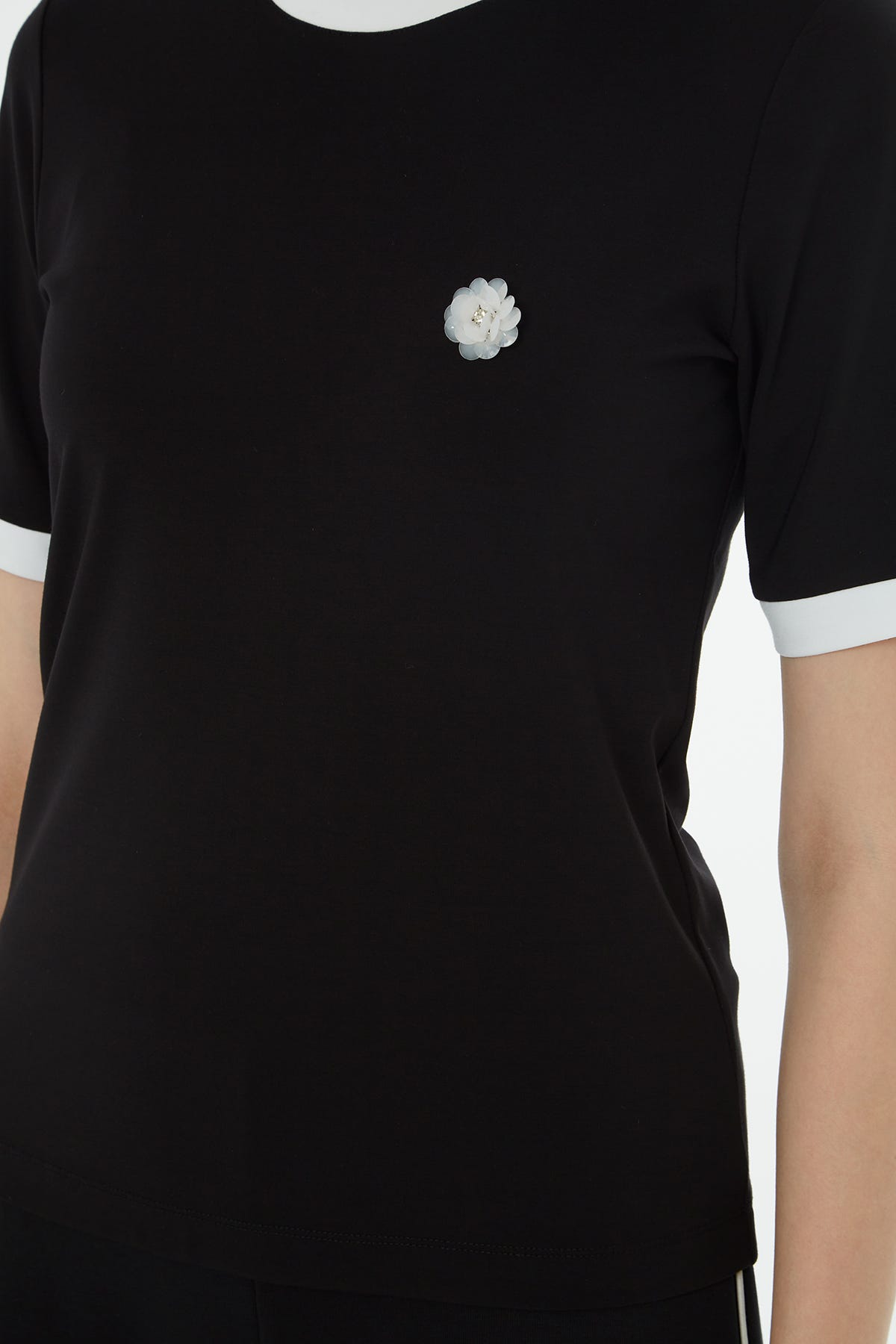 Broşlu Yaka Ve Kol Bantları Garnili T-Shirt