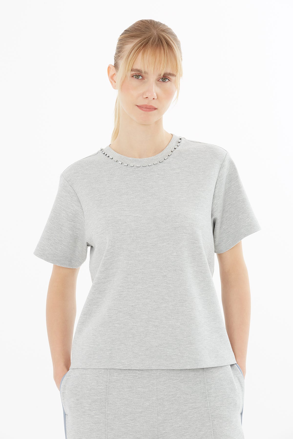 Kısa Kollu İçi Elyaflı Zincir Detaylı Boncuk İşleme T-Shirt