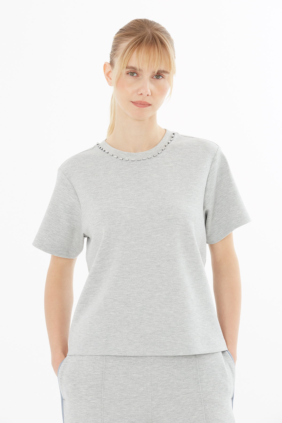 Kısa Kollu İçi Elyaflı Zincir Detaylı Boncuk İşleme T-Shirt