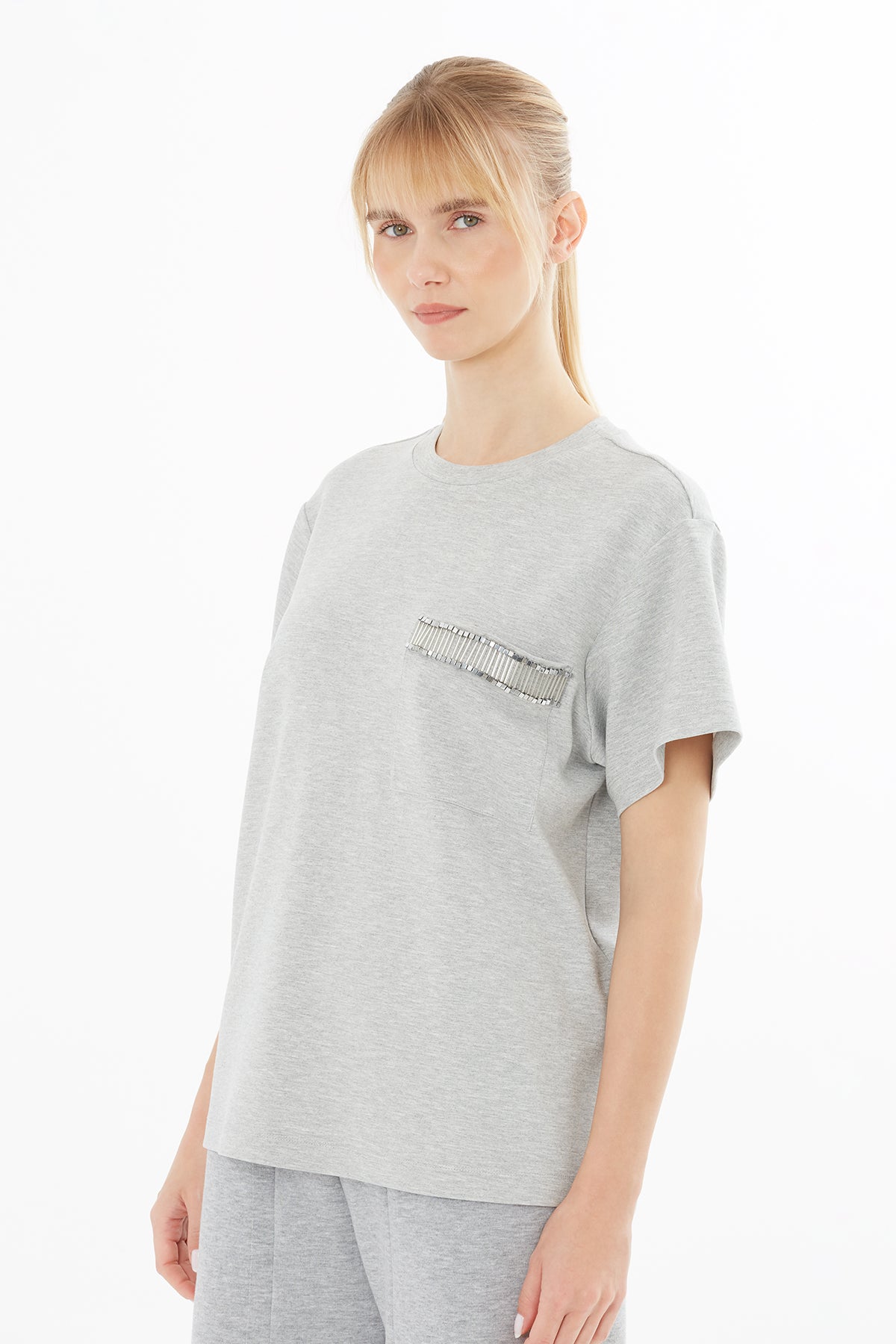 Kısa Kollu Cep Üzeri Boncuk İşlemeli T-Shirt