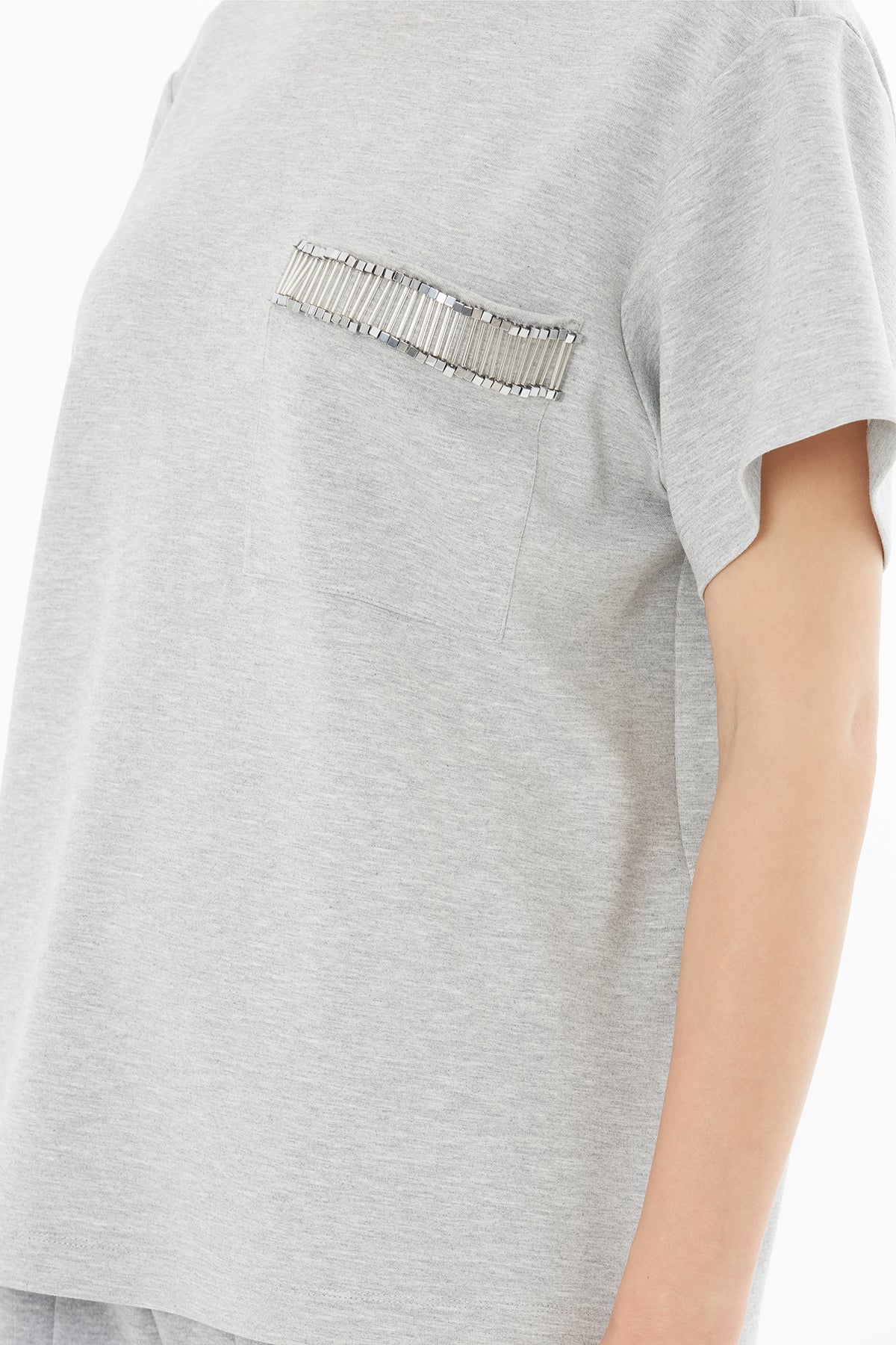 Kısa Kollu Cep Üzeri Boncuk İşlemeli T-Shirt