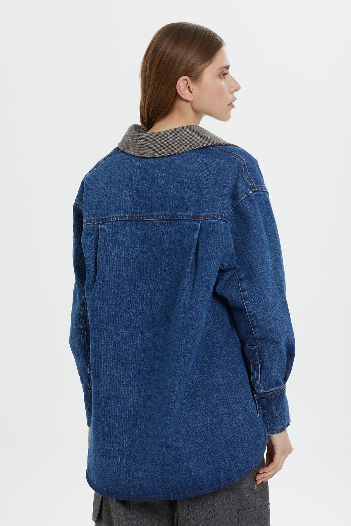Kontrast Yaka Detaylı Denim Gömlek