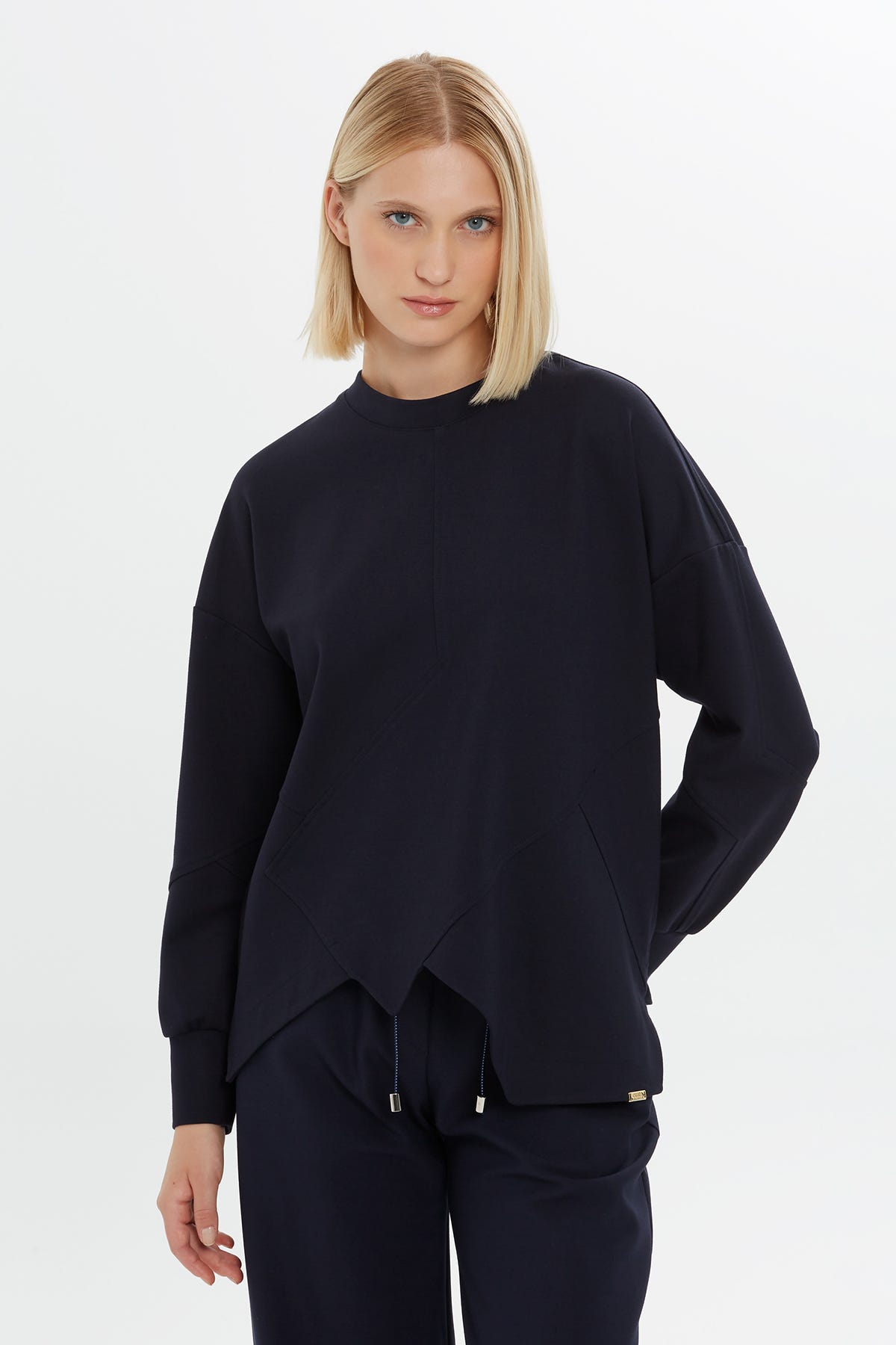 Yuvarlak Yakalı Asimetrik Kesim Sweatshirt