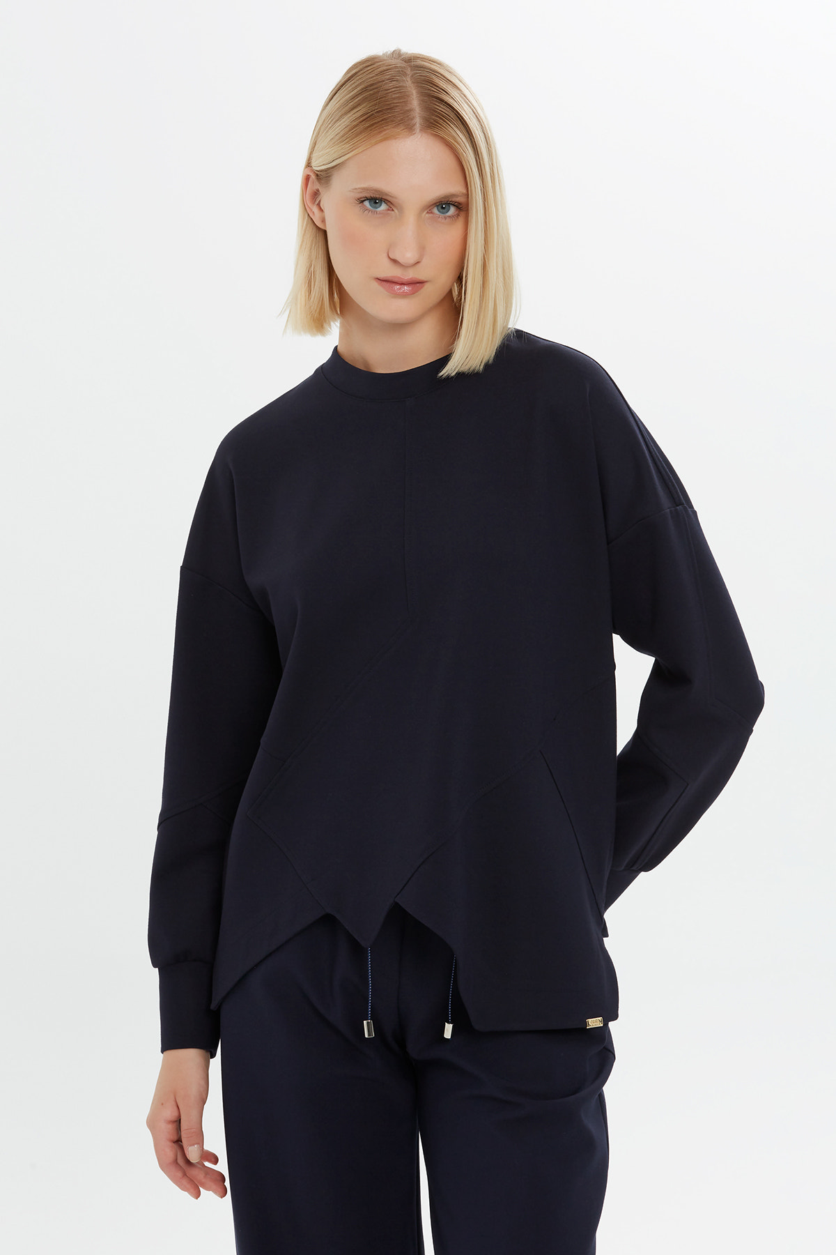 Yuvarlak Yakalı Asimetrik Kesim Sweatshirt