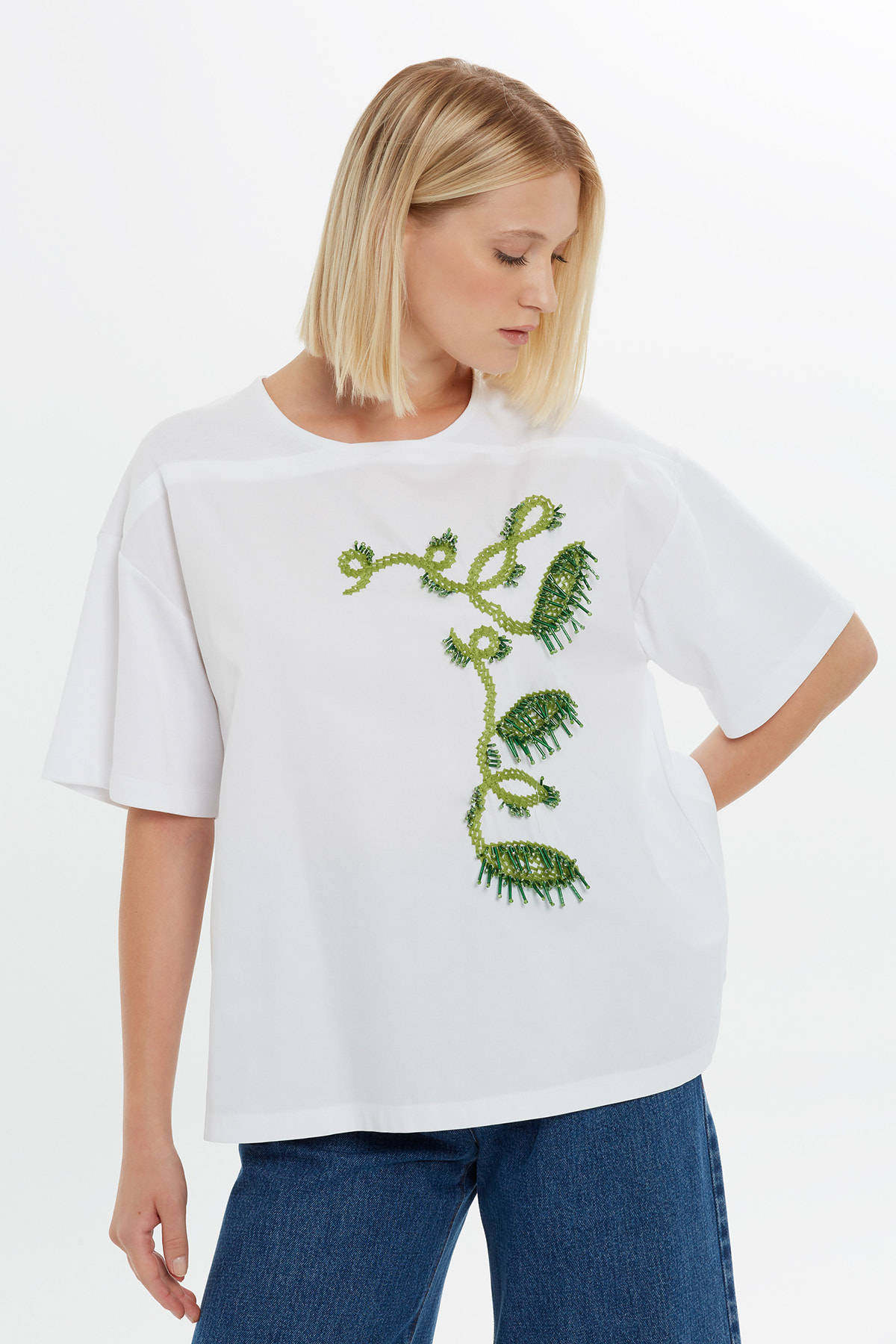 Nakış Detaylı Etrafı Boncuk İşlemeli Kısa Kollu T-Shirt