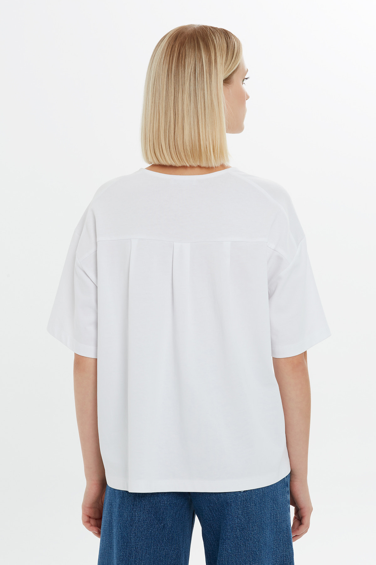 Nakış Detaylı Etrafı Boncuk İşlemeli Kısa Kollu T-Shirt
