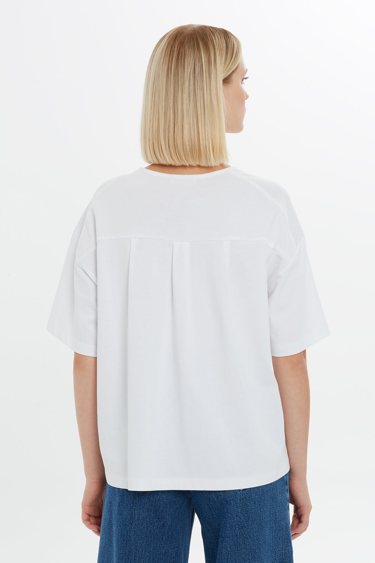 Nakış Detaylı Etrafı Boncuk İşlemeli Kısa Kollu T-Shirt