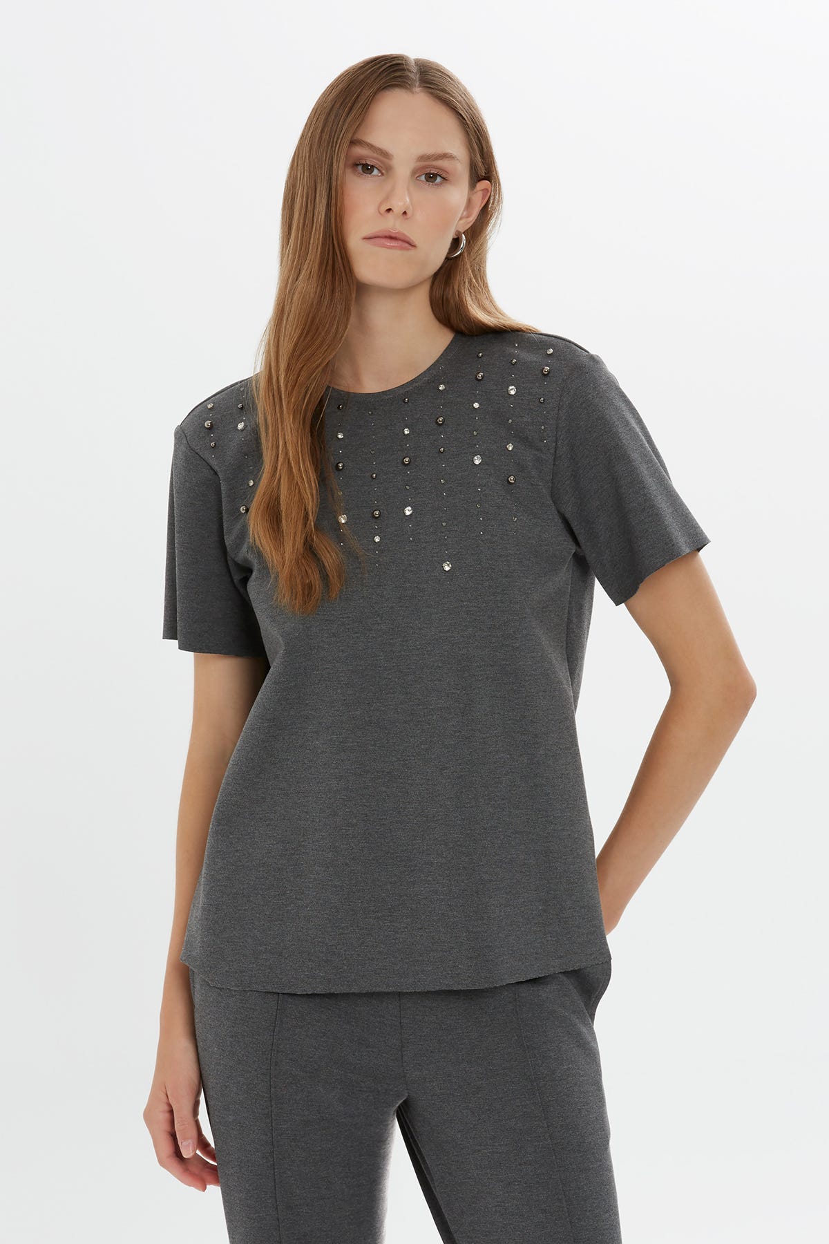 Önü Boncuk İşlemeli Kısa Kollu T-shirt
