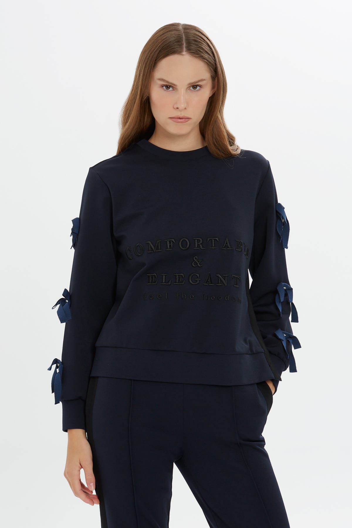 Kurdele Detaylı Yazı Baskılı Sweatshirt