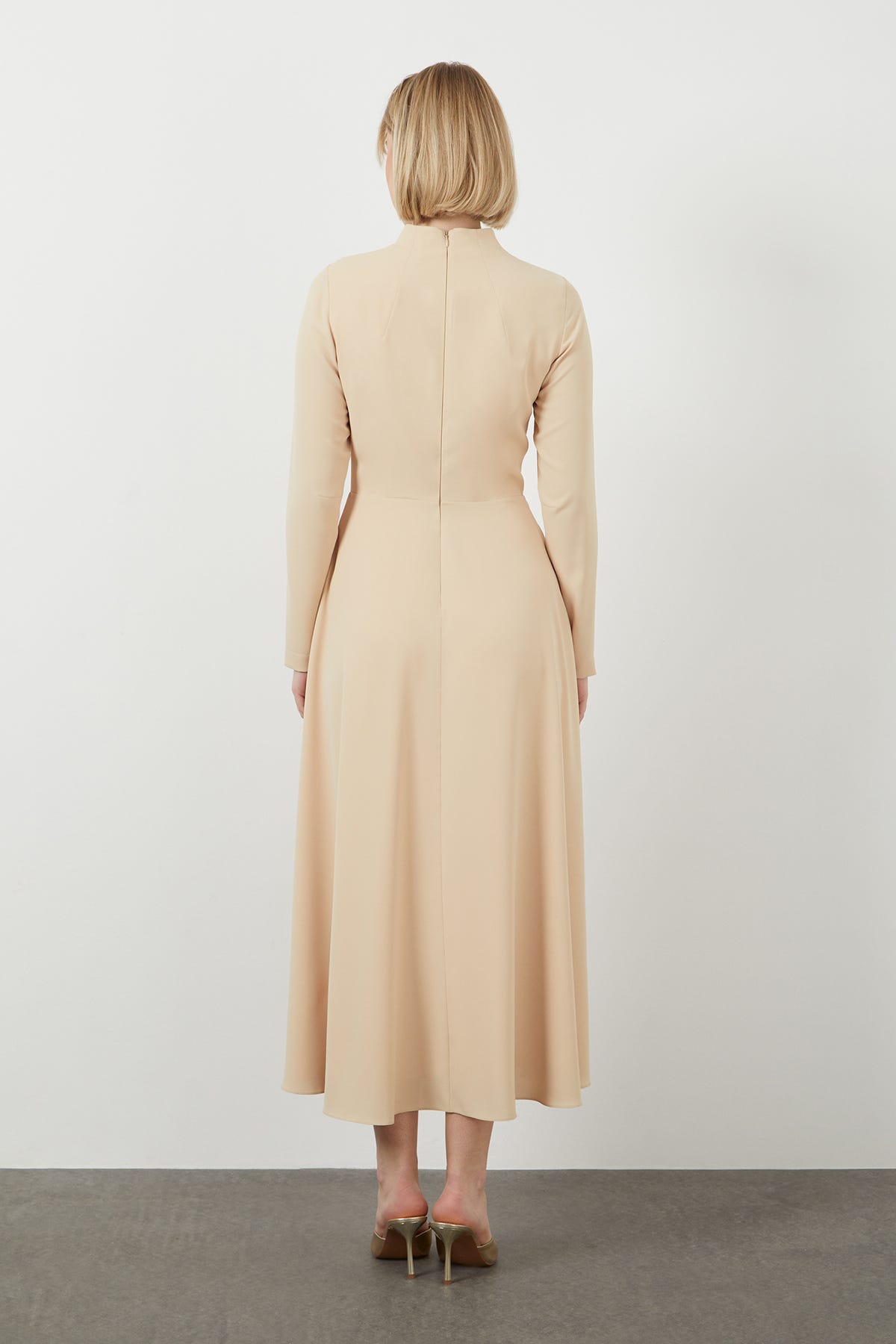 Önü Büzgülü Ve Toka Detaylı Maxi Boy Elbise