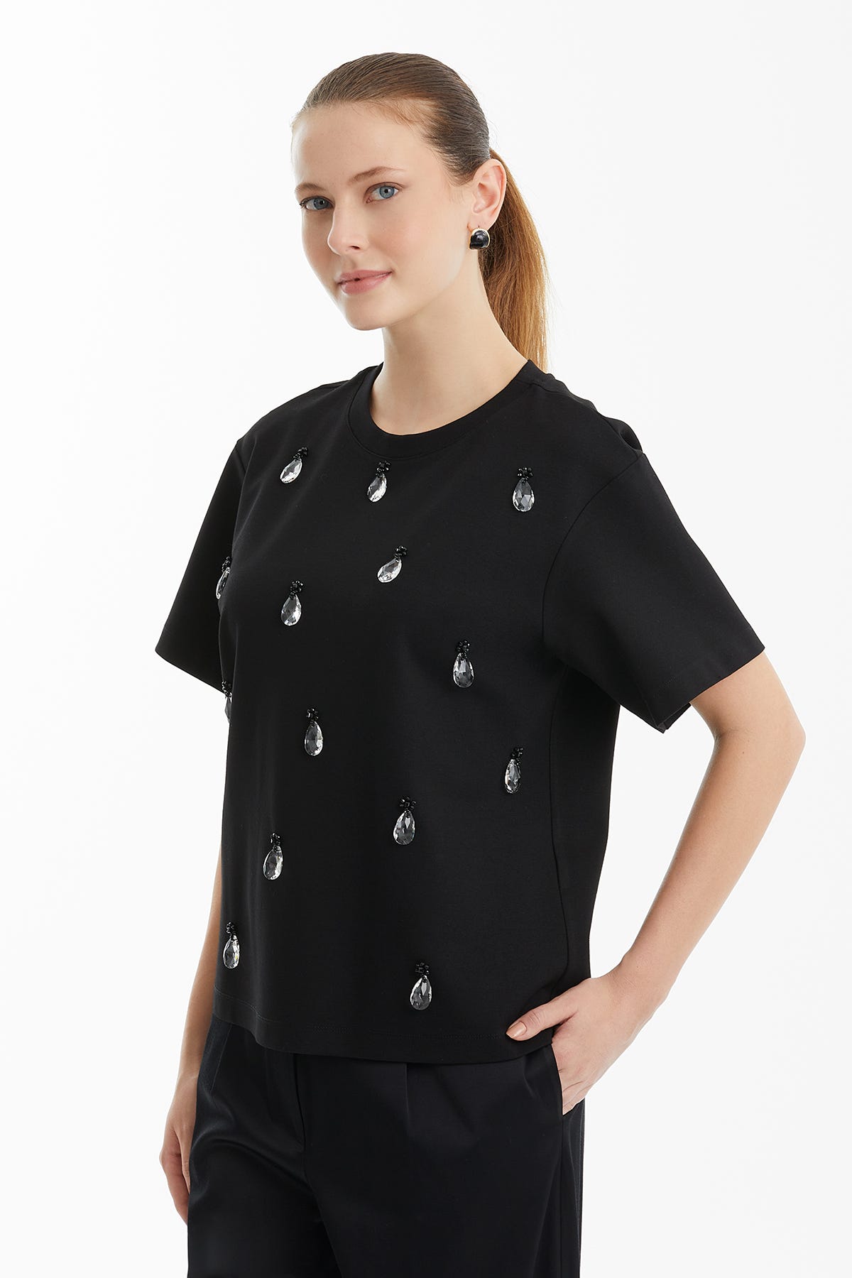Boncuk İşlemeli Kayık Yaka Siyah T-Shirt