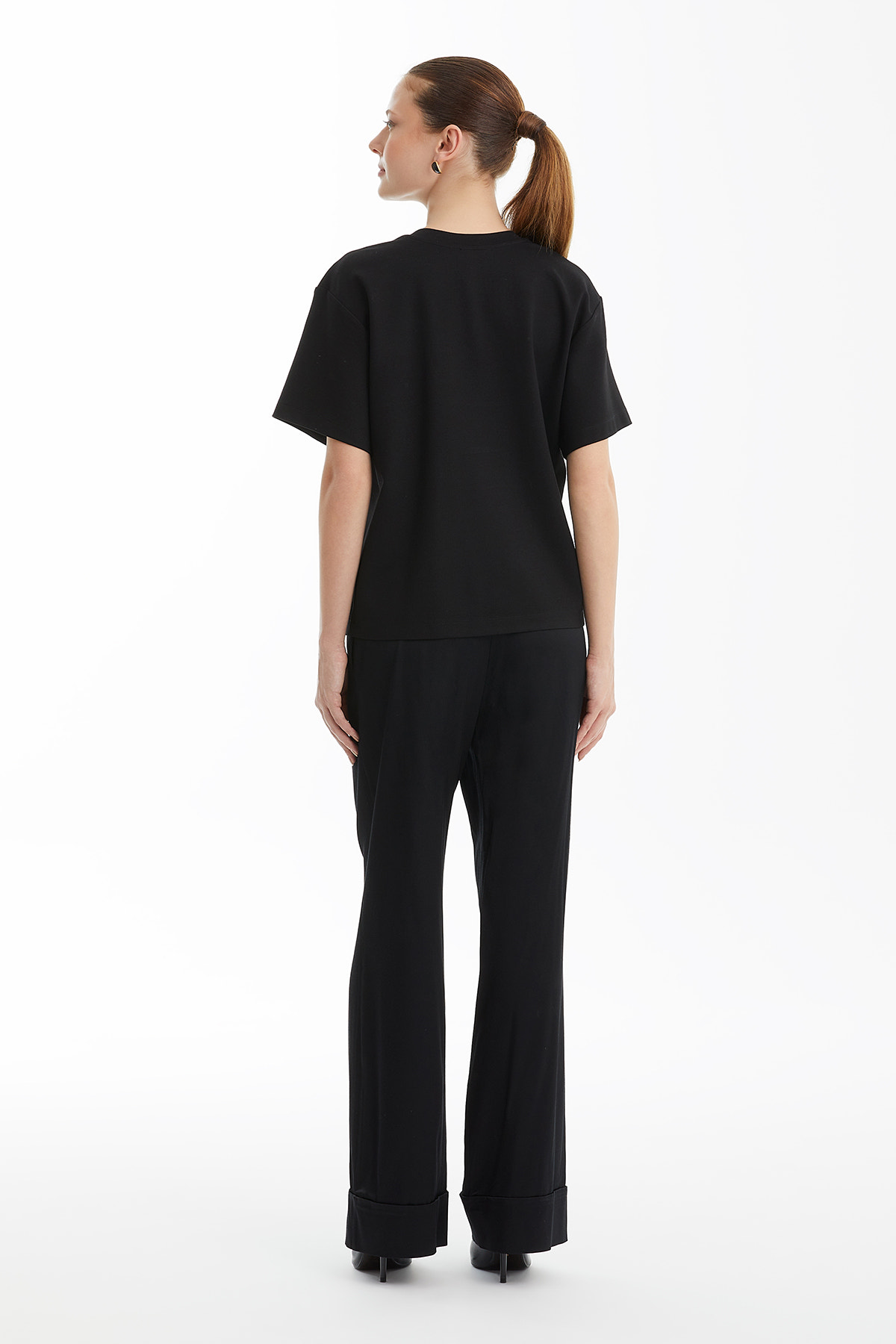 Boncuk İşlemeli Kayık Yaka Siyah T-Shirt
