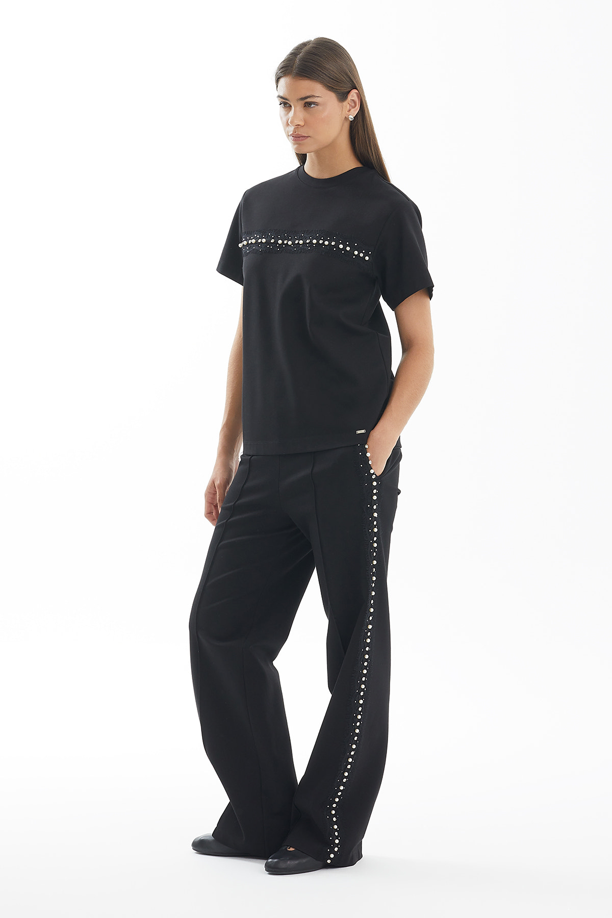 Önü Taş Ve İşleme Detaylı Siyah T-Shirt