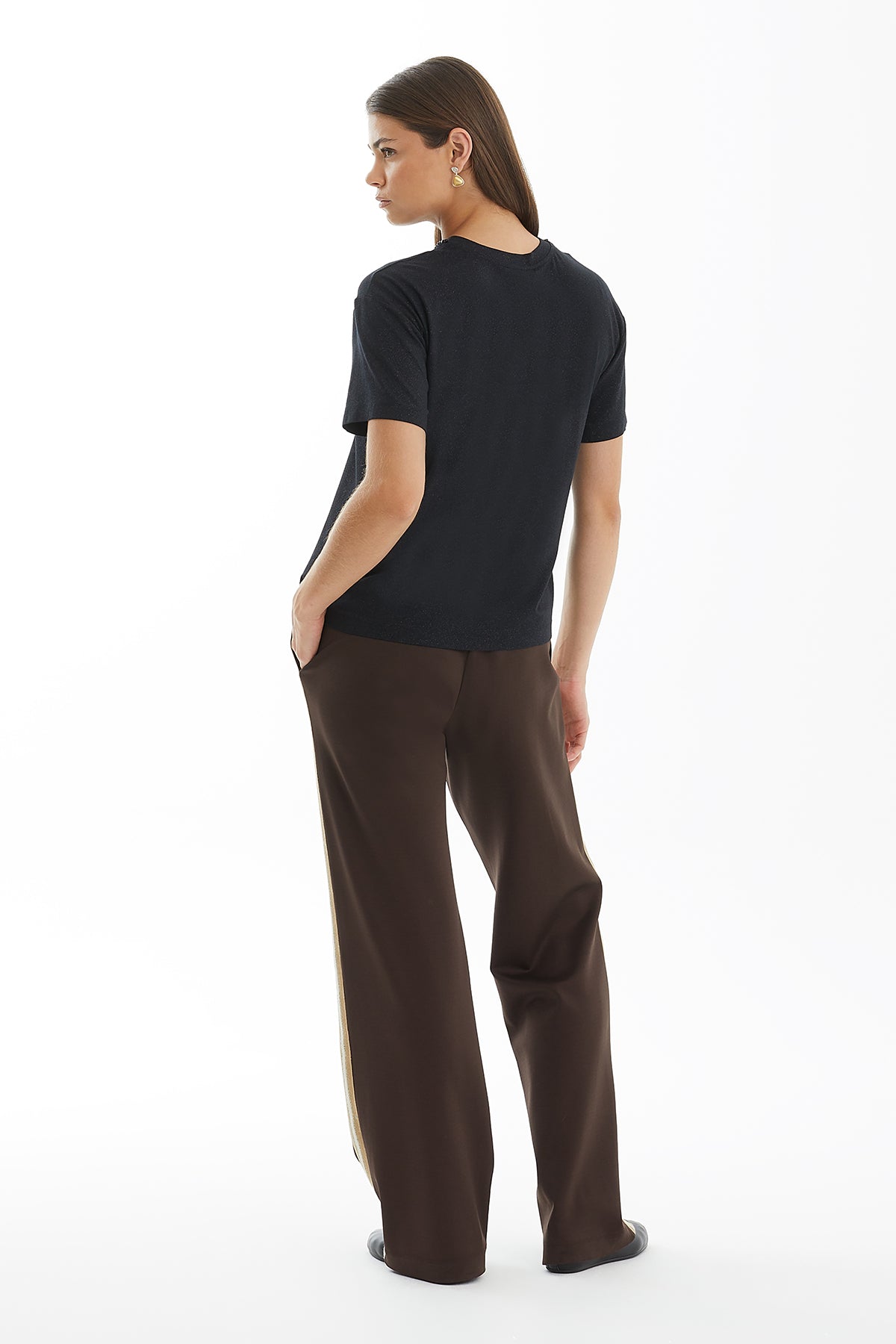 Simli Boğazı İşleme Detaylı T-Shirt