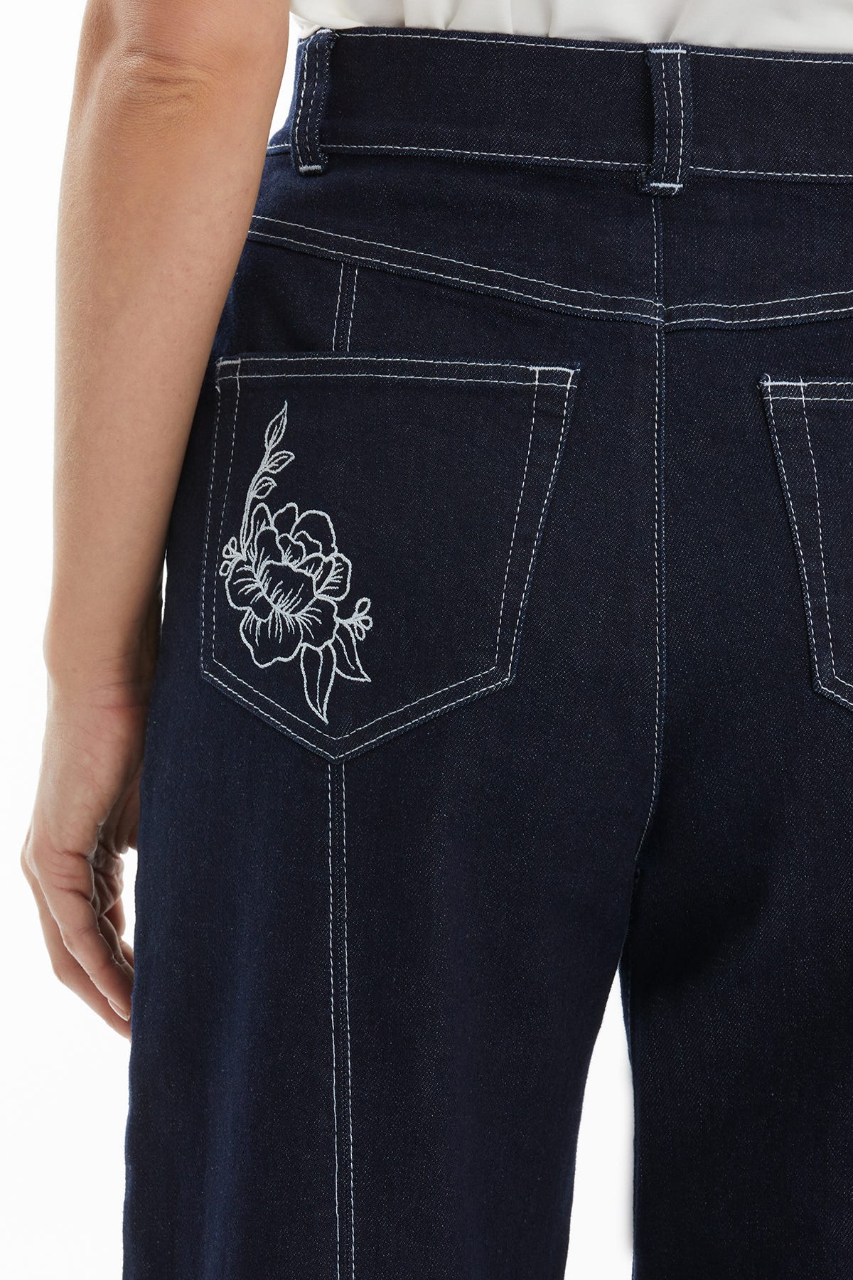 Arka Cebi Nakışlı Lacivert Jean Pantolon