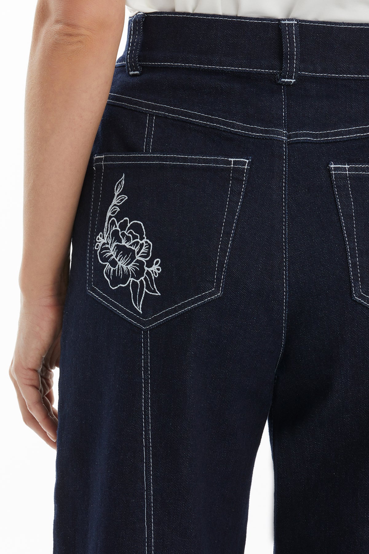 Arka Cebi Nakışlı Lacivert Jean Pantolon