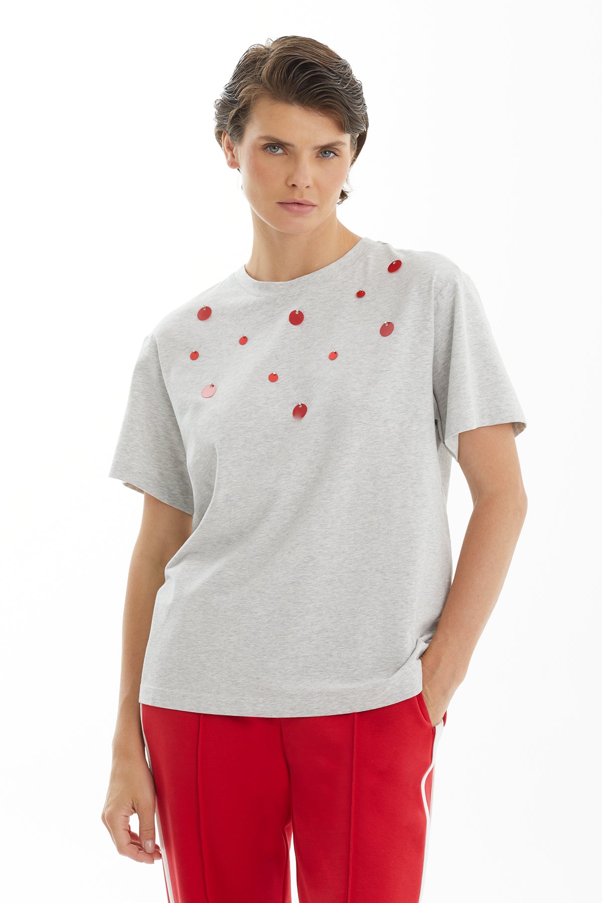 Kırmızı Payet Detaylı Gri T-Shirt