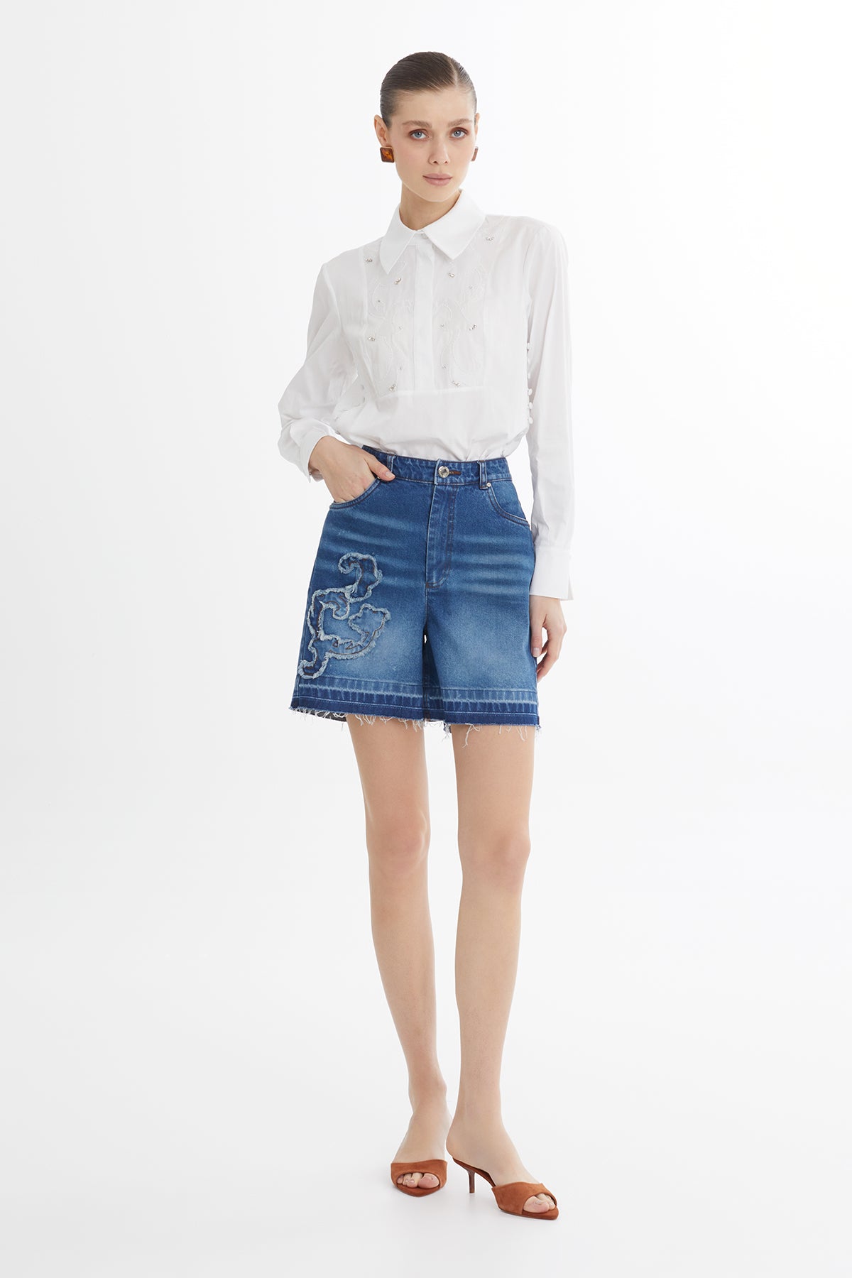 Nakış Detaylı Mavi Denim Şort