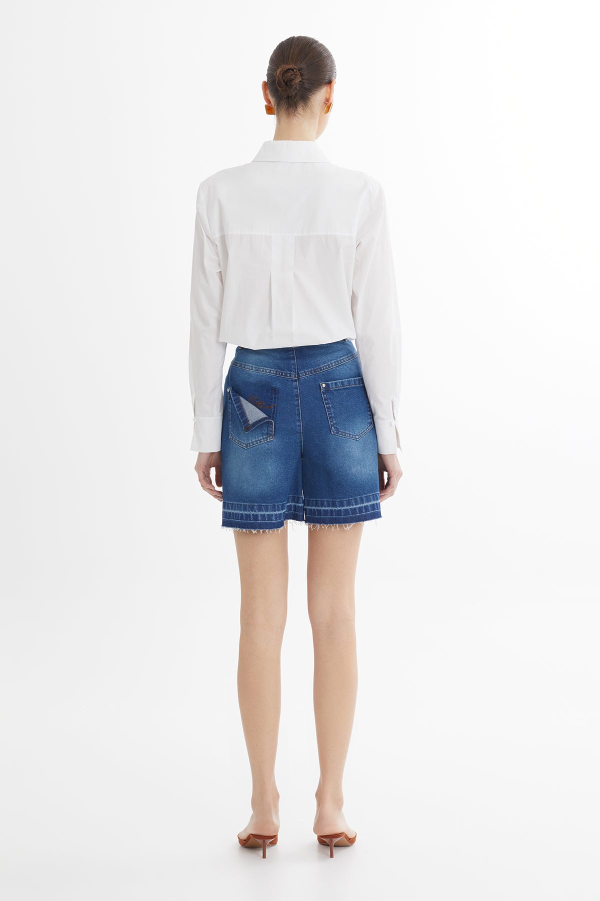 Nakış Detaylı Mavi Denim Şort