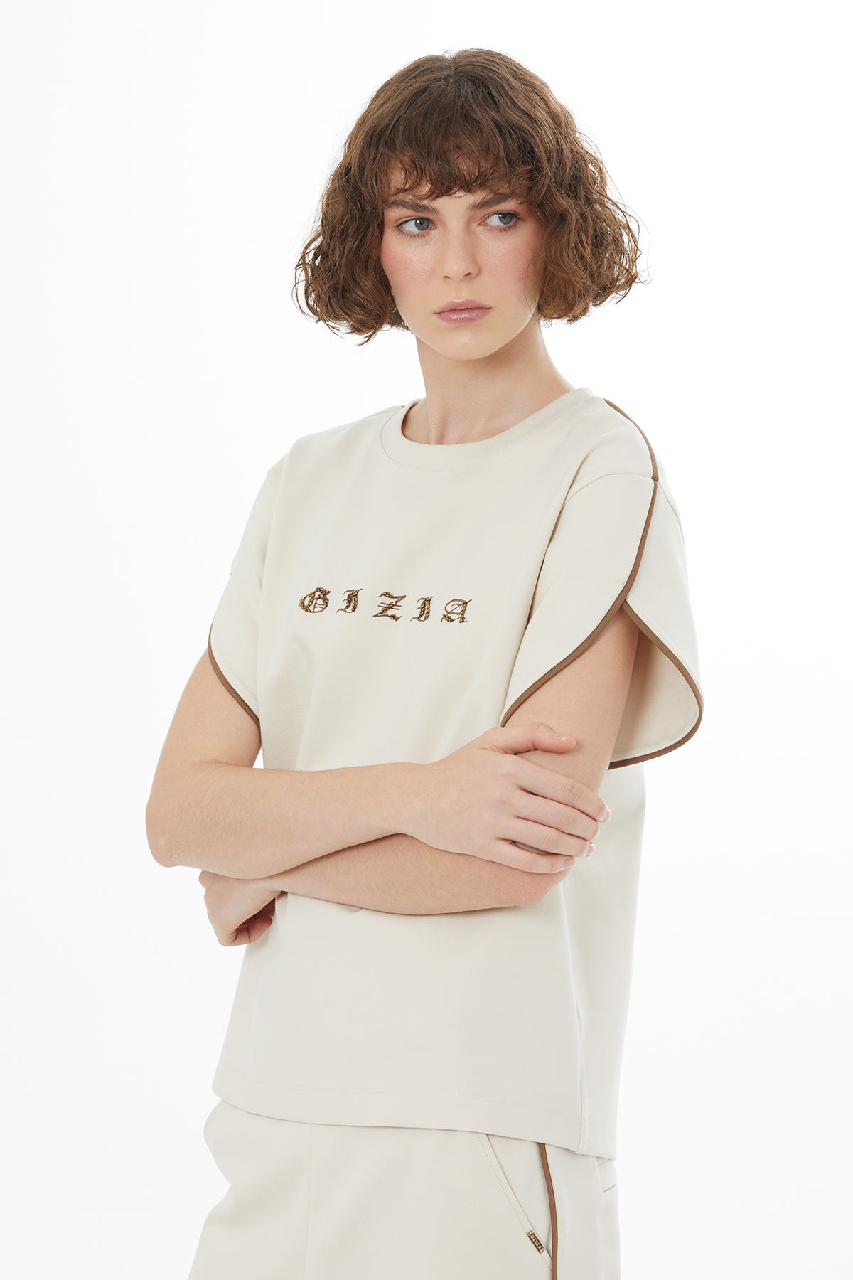 Nakış Ve İşleme Detaylı Bej T-Shirt