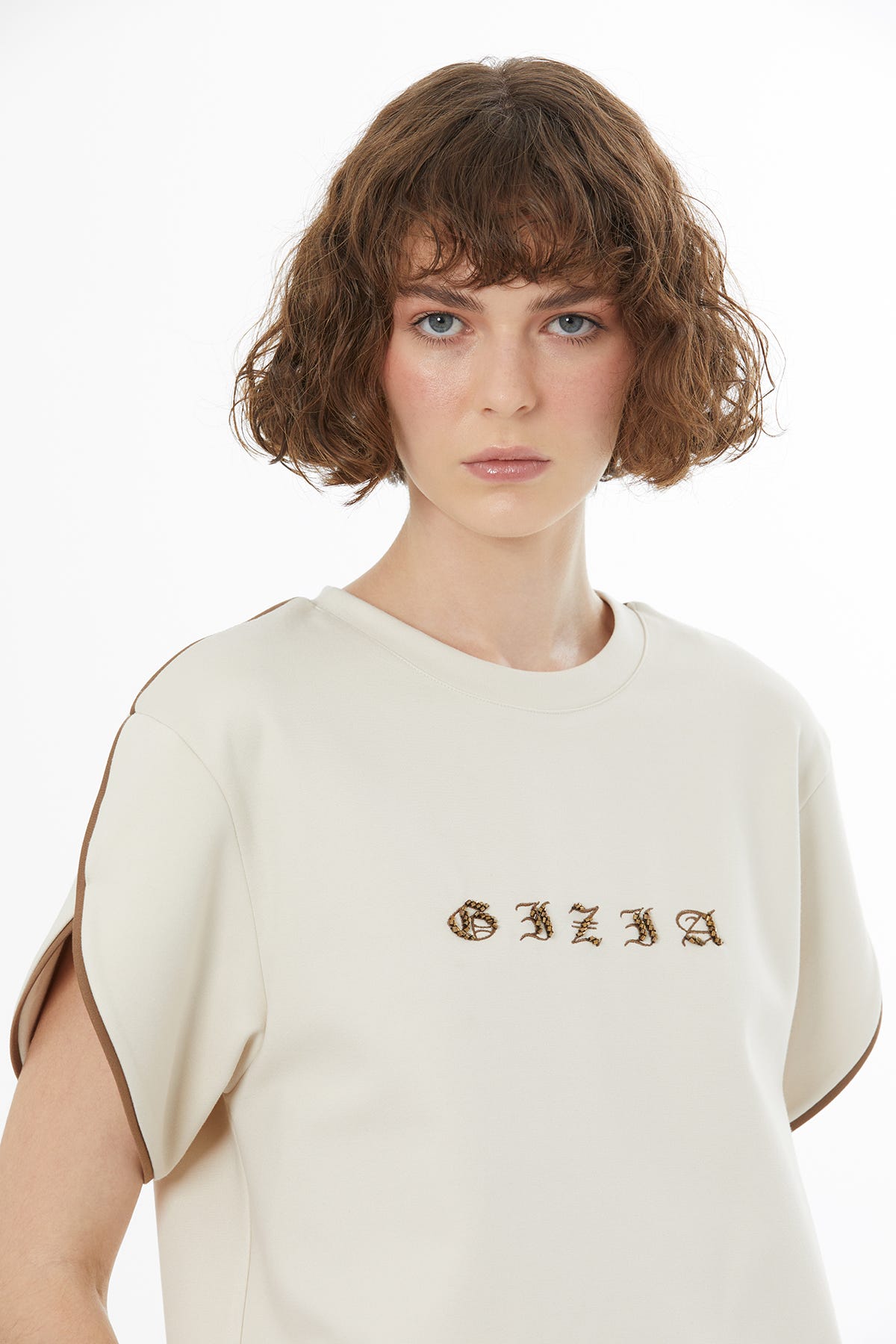 Nakış Ve İşleme Detaylı Bej T-Shirt