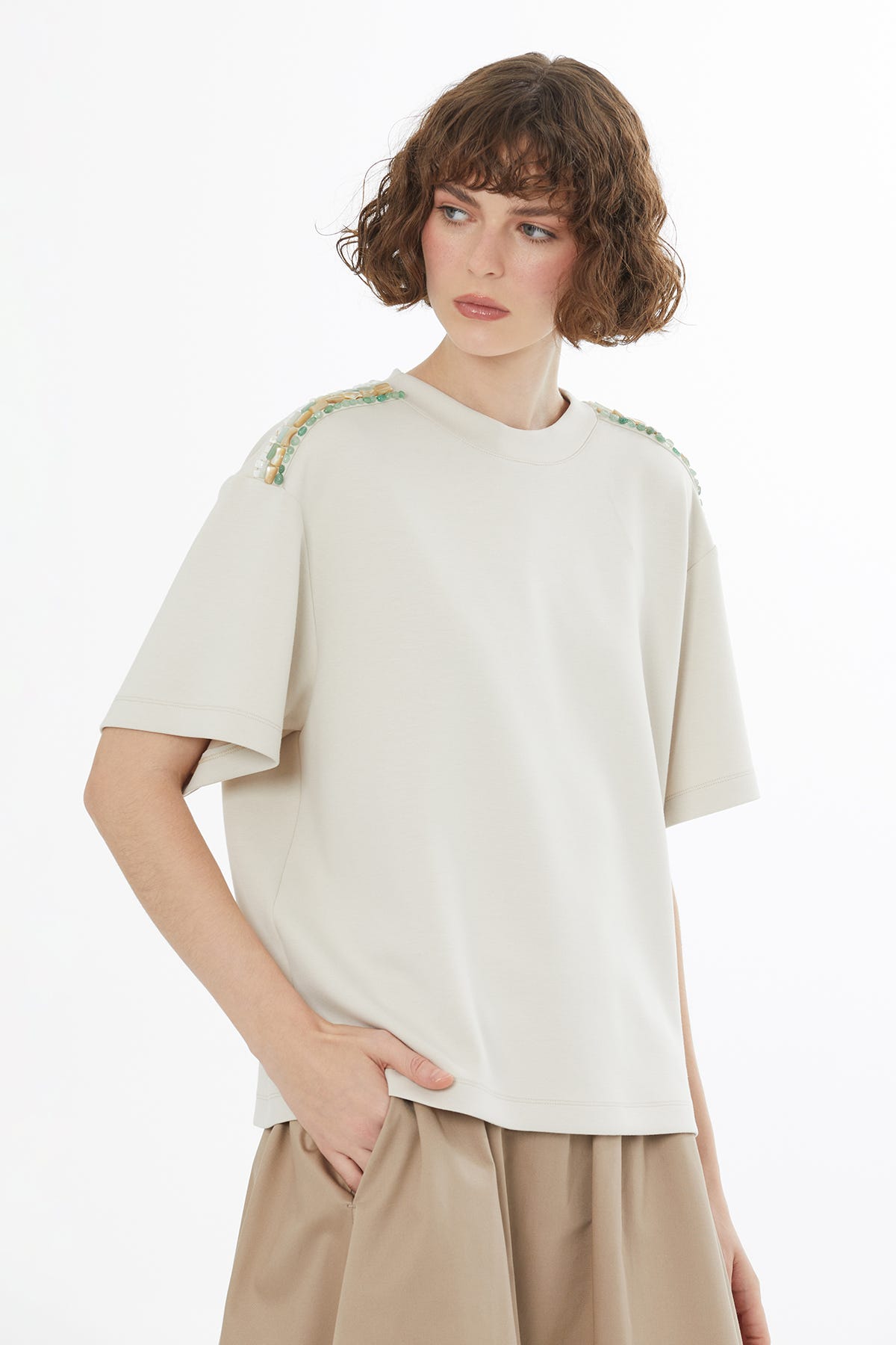 Boncuk İşlemeli Bej T-Shirt