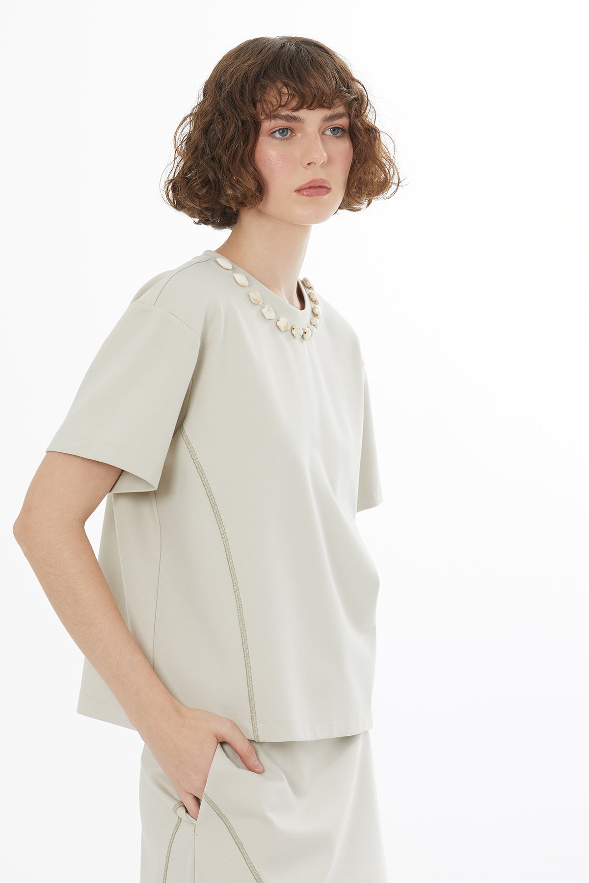 Dikiş Detaylı İşlemeli Bej T-Shirt