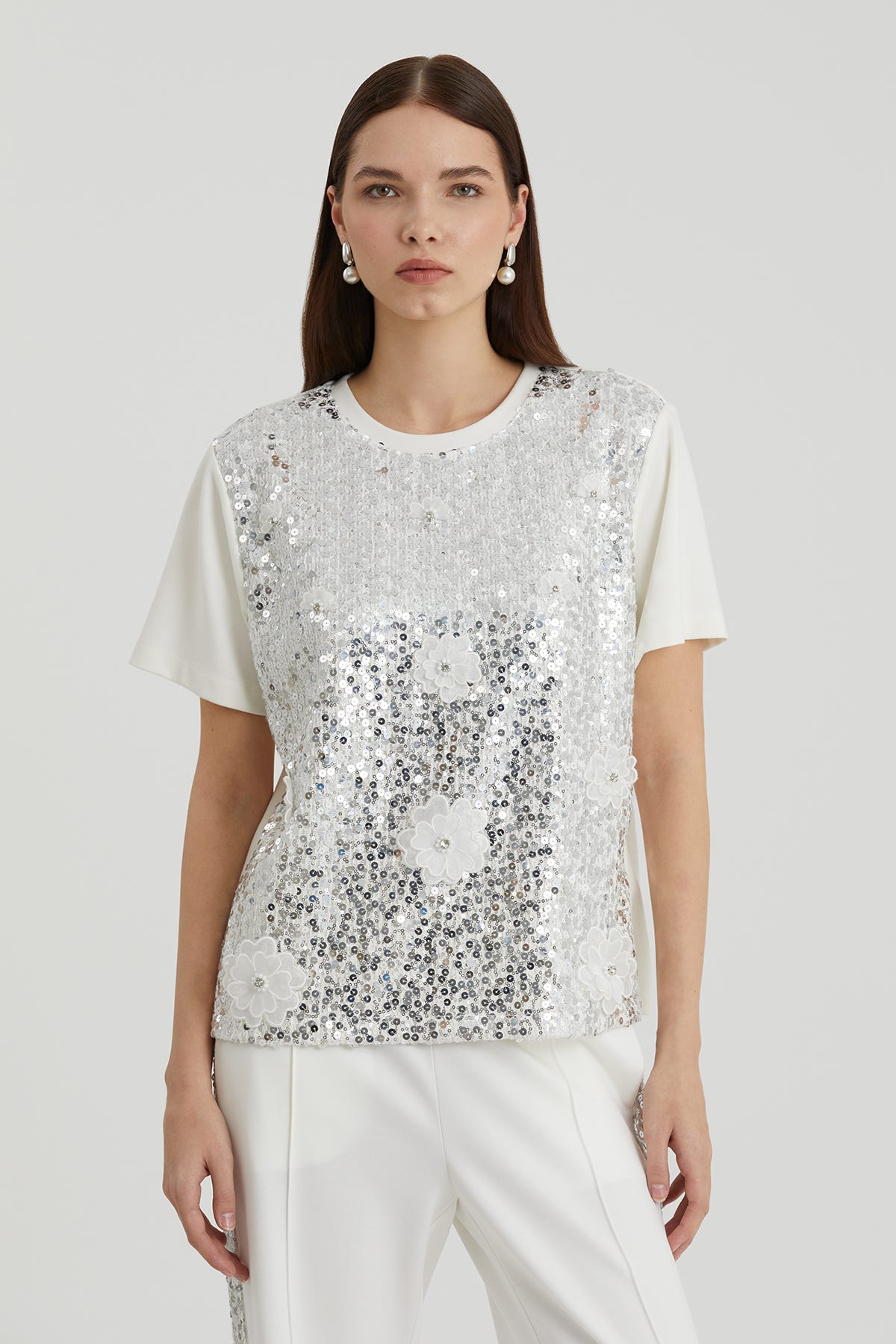Çiçek Ve İşleme Detaylı Pullu Beyaz T-Shirt
