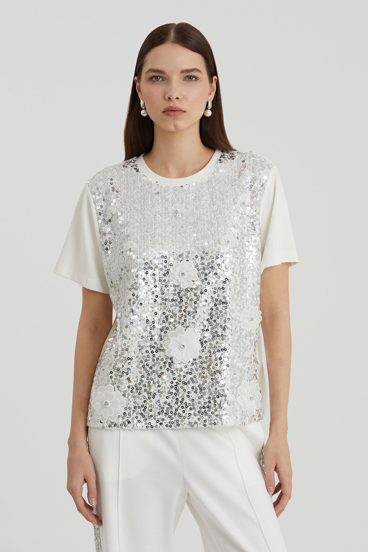 Çiçek Ve İşleme Detaylı Pullu Beyaz T-Shirt