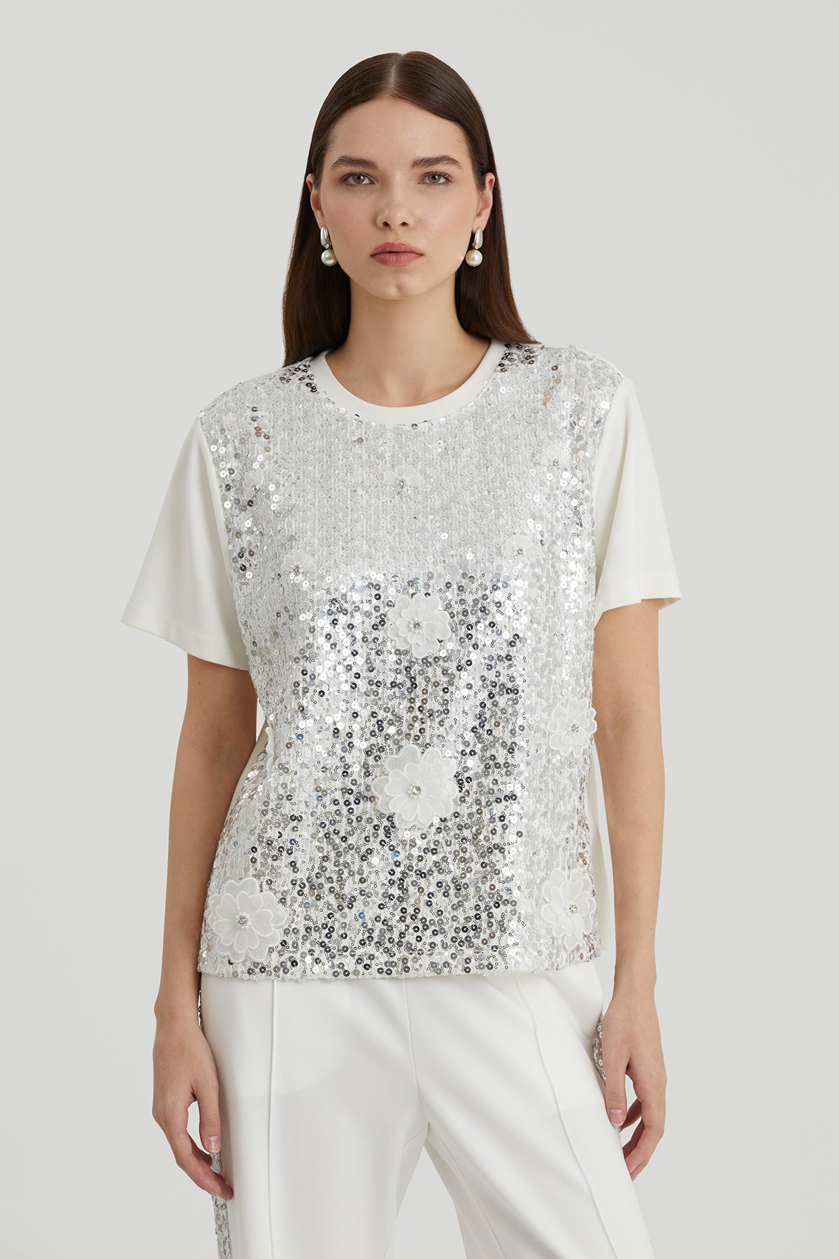 Çiçek Ve İşleme Detaylı Pullu Beyaz T-Shirt