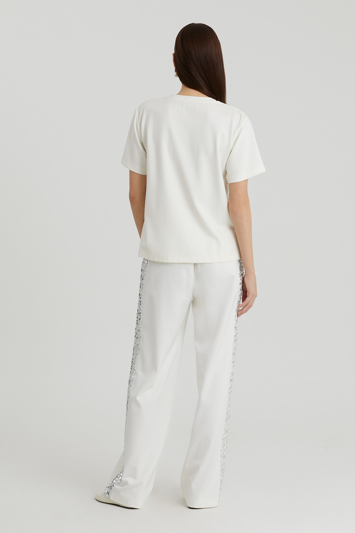 Çiçek Ve İşleme Detaylı Pullu Beyaz T-Shirt