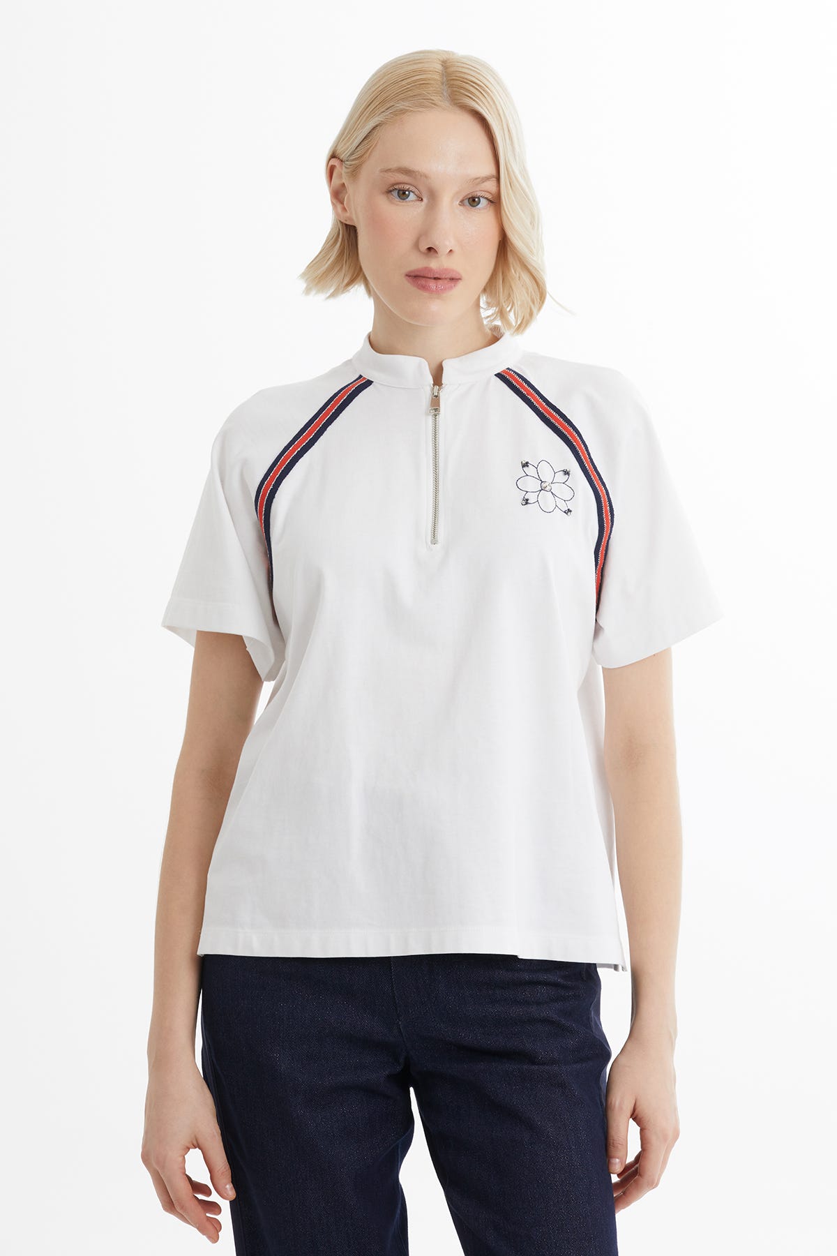 Trikolu Nakış Ve İşlemeli Fermuarlı Beyaz T-Shirt